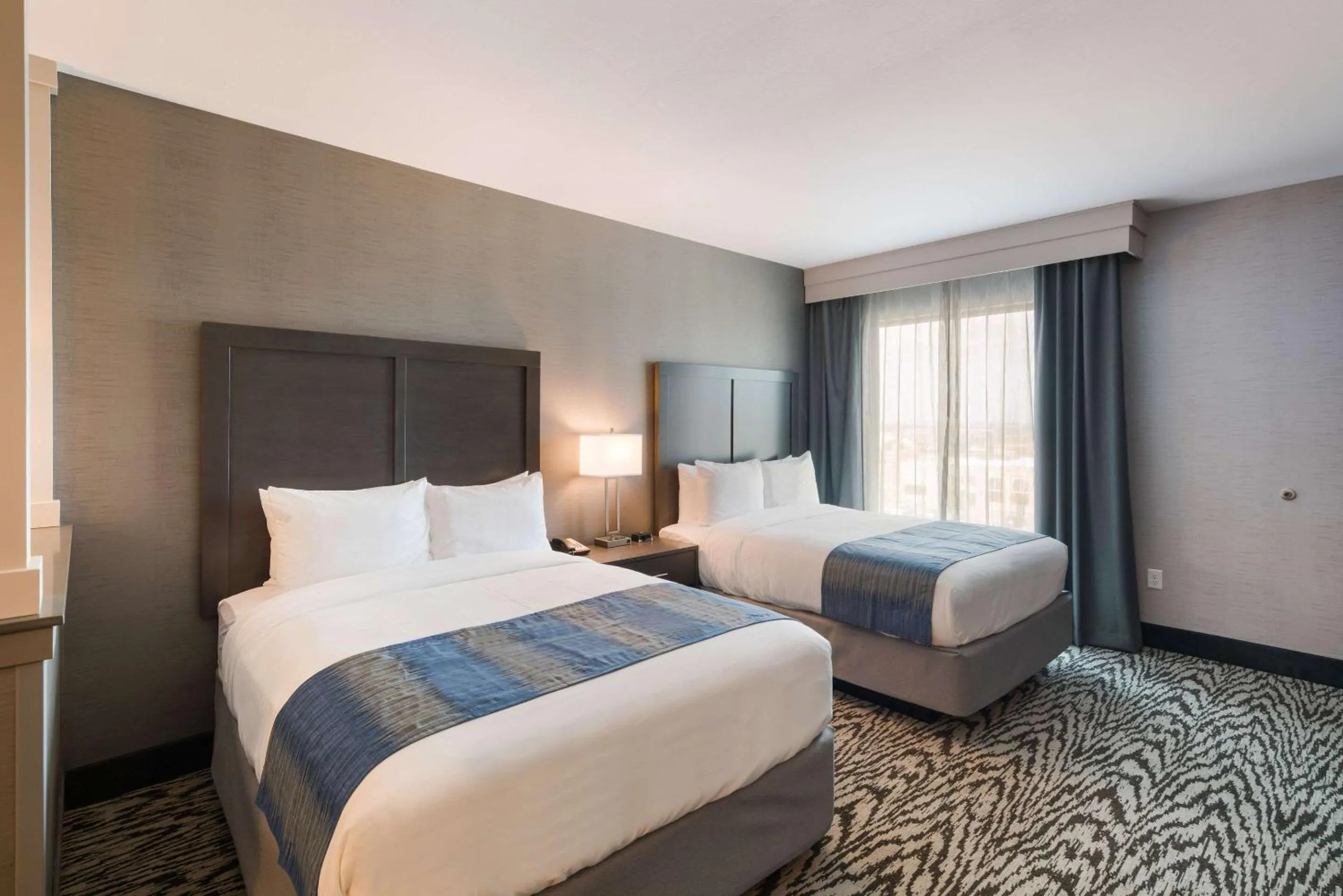 Photo of the whole room, Bed in Comfort Suites Kennewick at Southridge