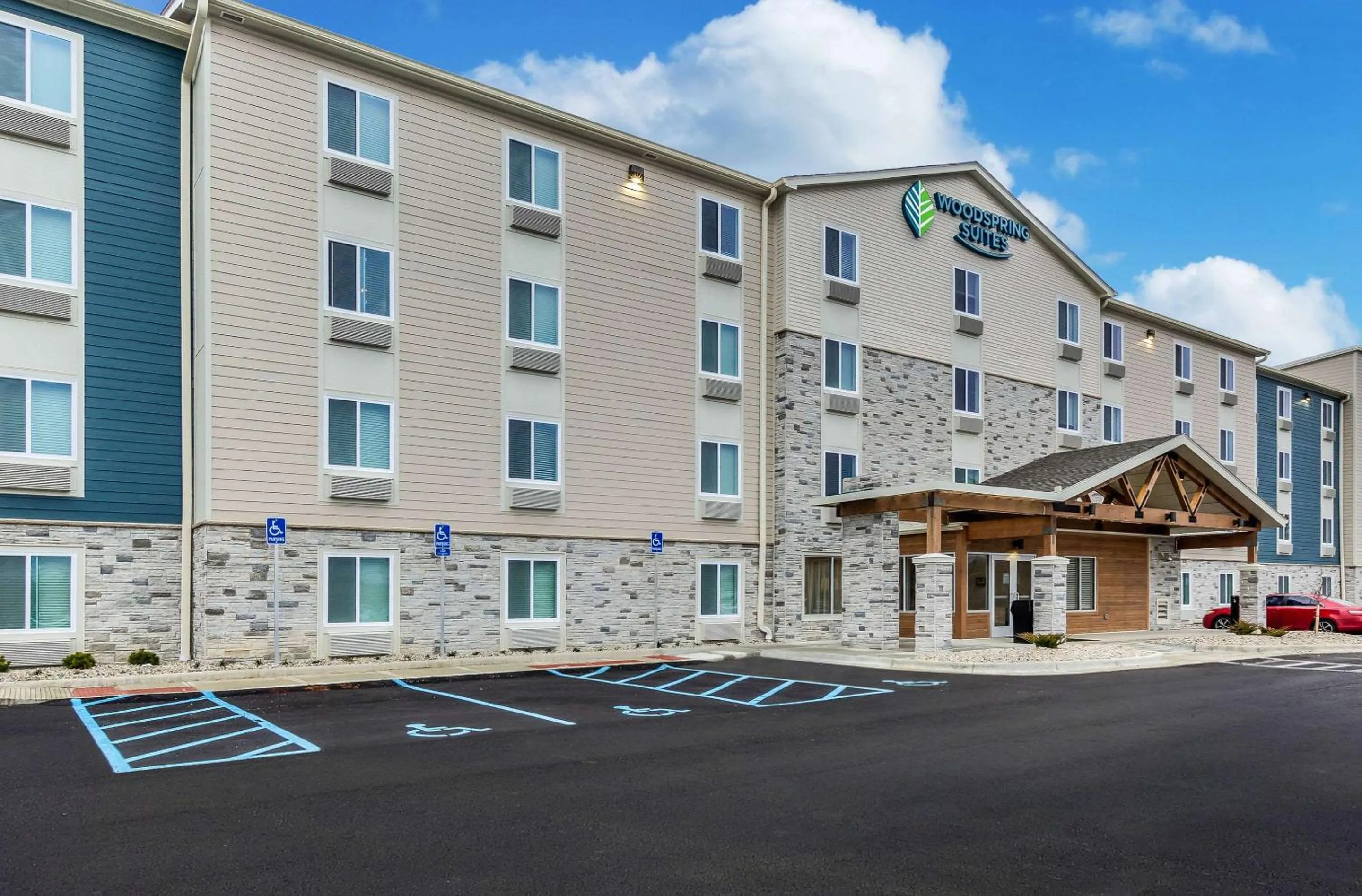 Property building in WoodSpring Suites Indianapolis Castleton
