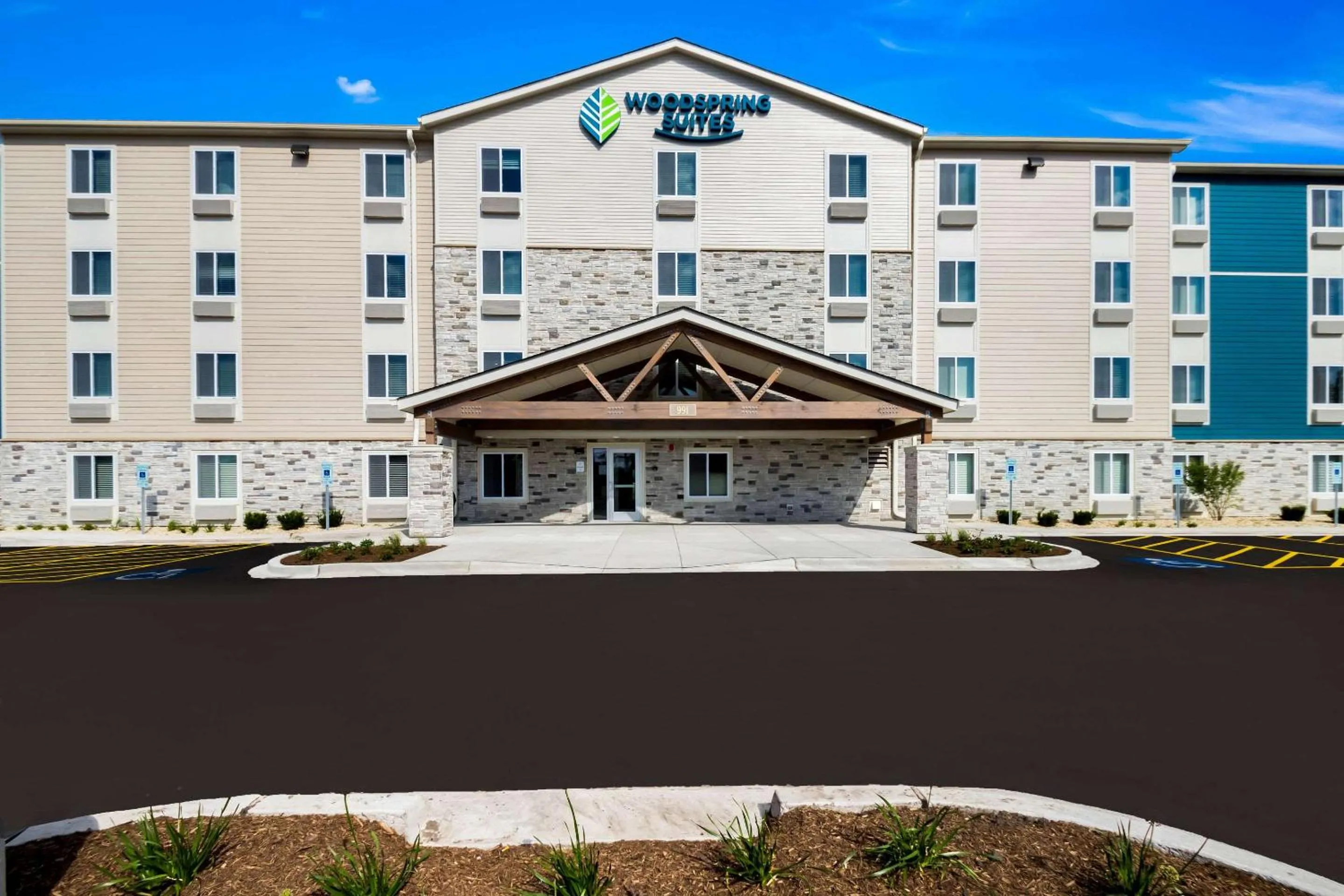 Property building in WoodSpring Suites Chicago Addison
