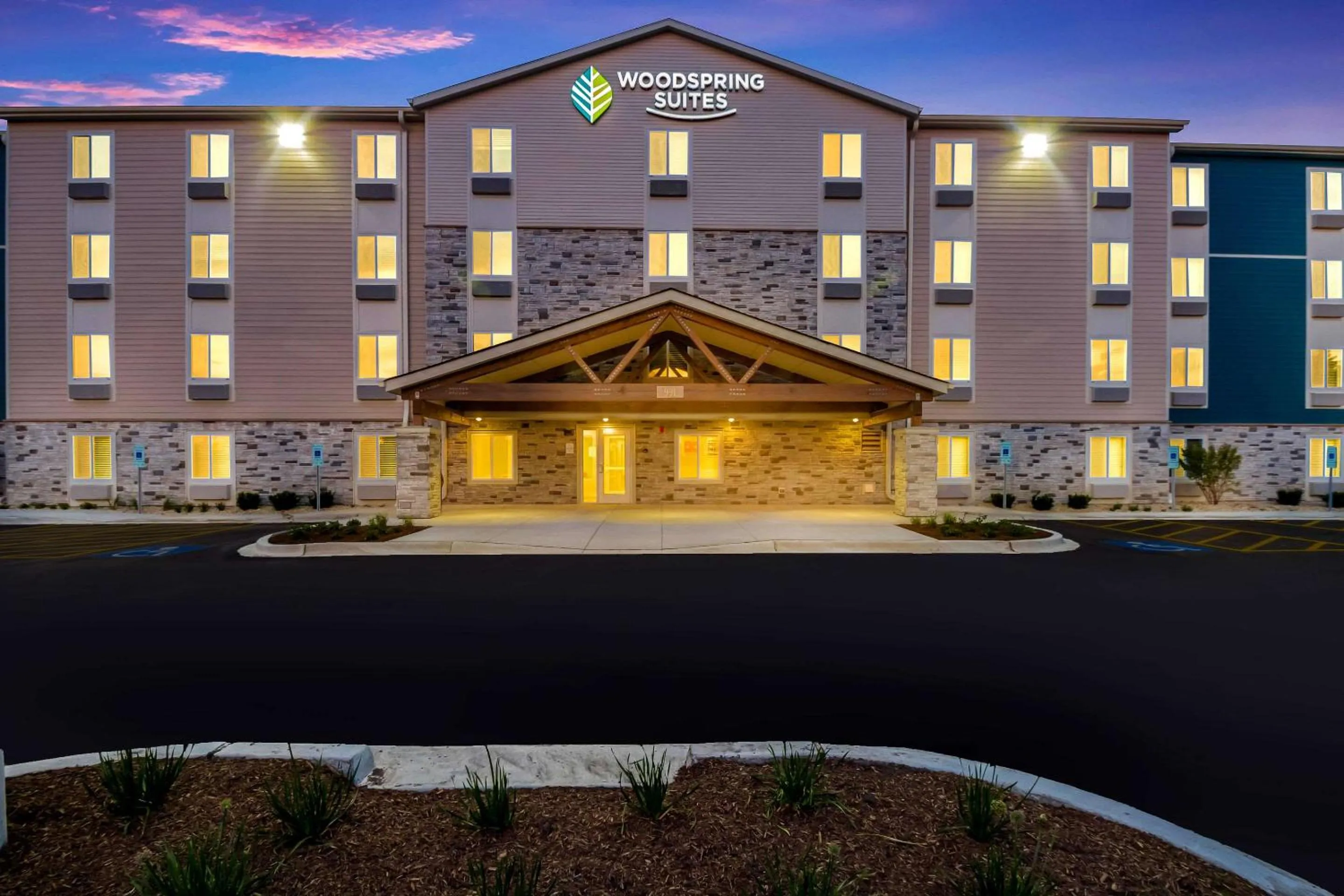 Property building in WoodSpring Suites Chicago Addison