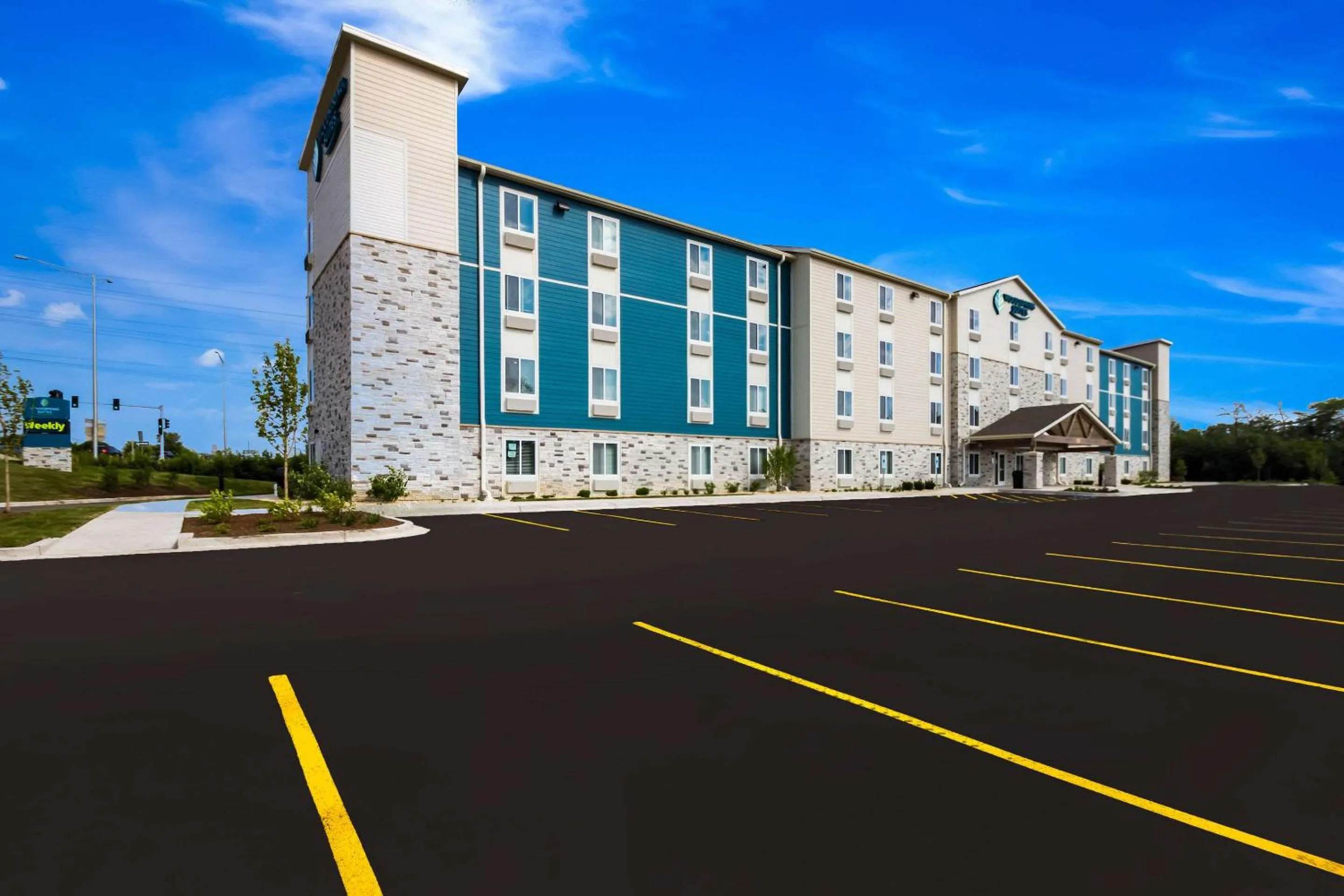 Property building in WoodSpring Suites Chicago Addison