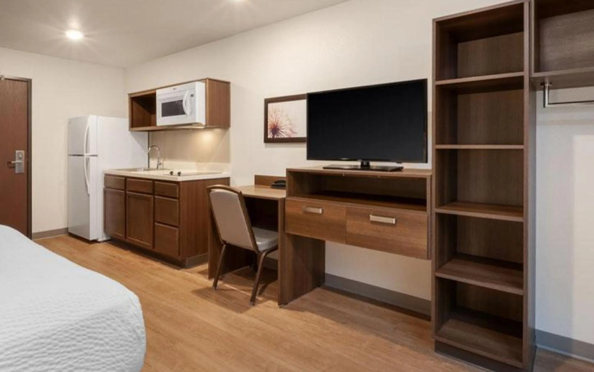 Kitchen or kitchenette, Bed in Woodspring Suites Atlanta Stockbridge