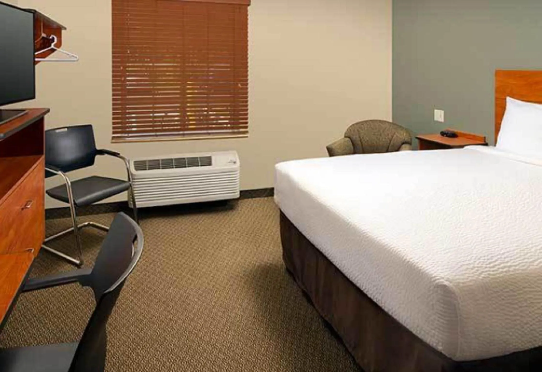 Bedroom, Bed in Woodspring Suites Atlanta Stockbridge