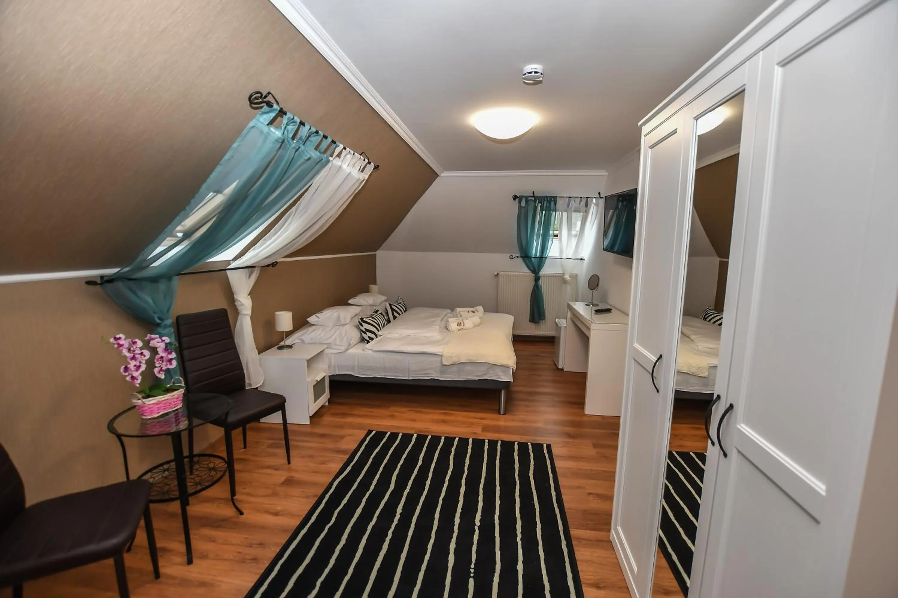 Photo of the whole room, Bed in É-Vaskó Panzió Borpince