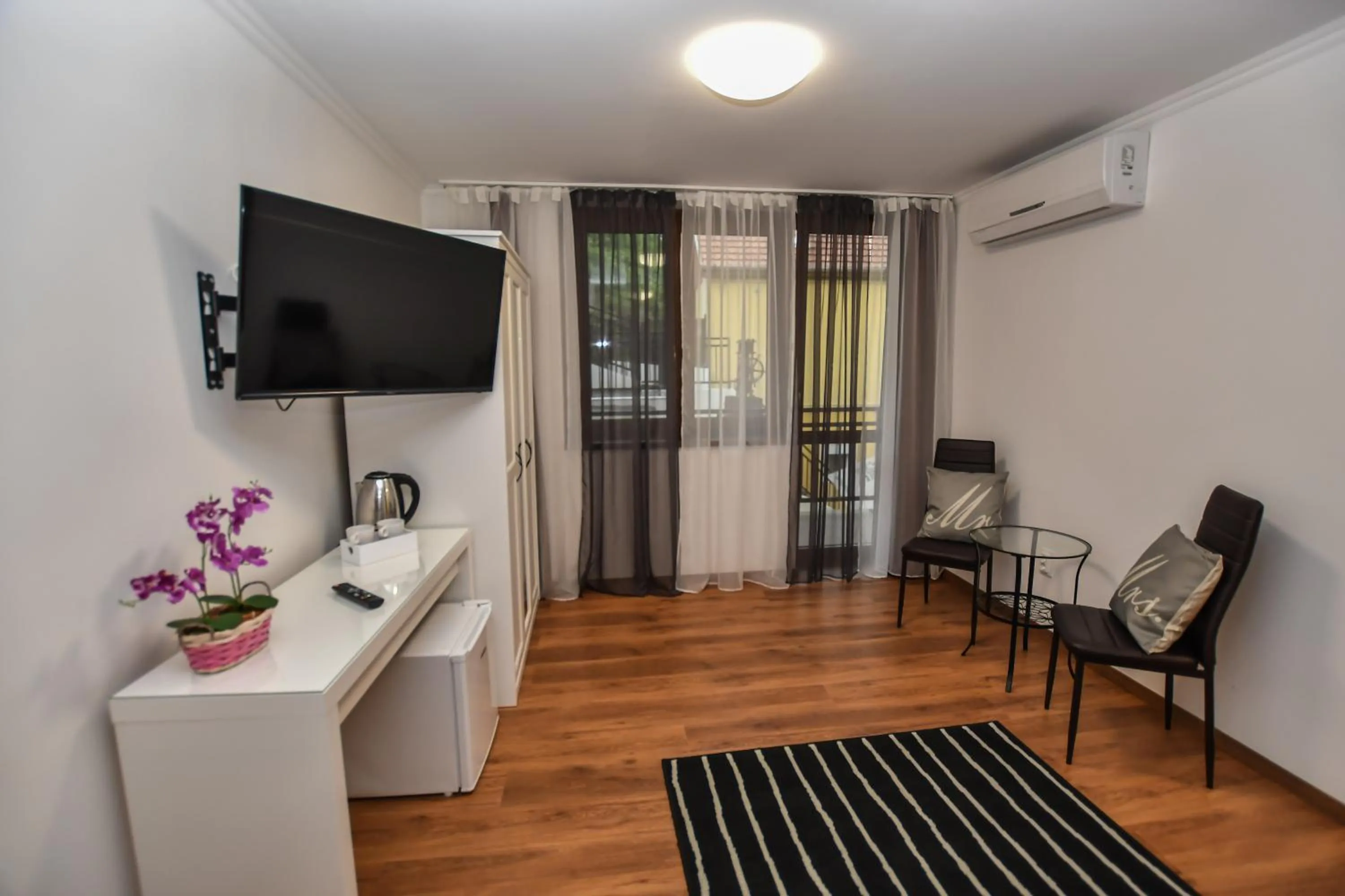 Photo of the whole room in É-Vaskó Panzió Borpince