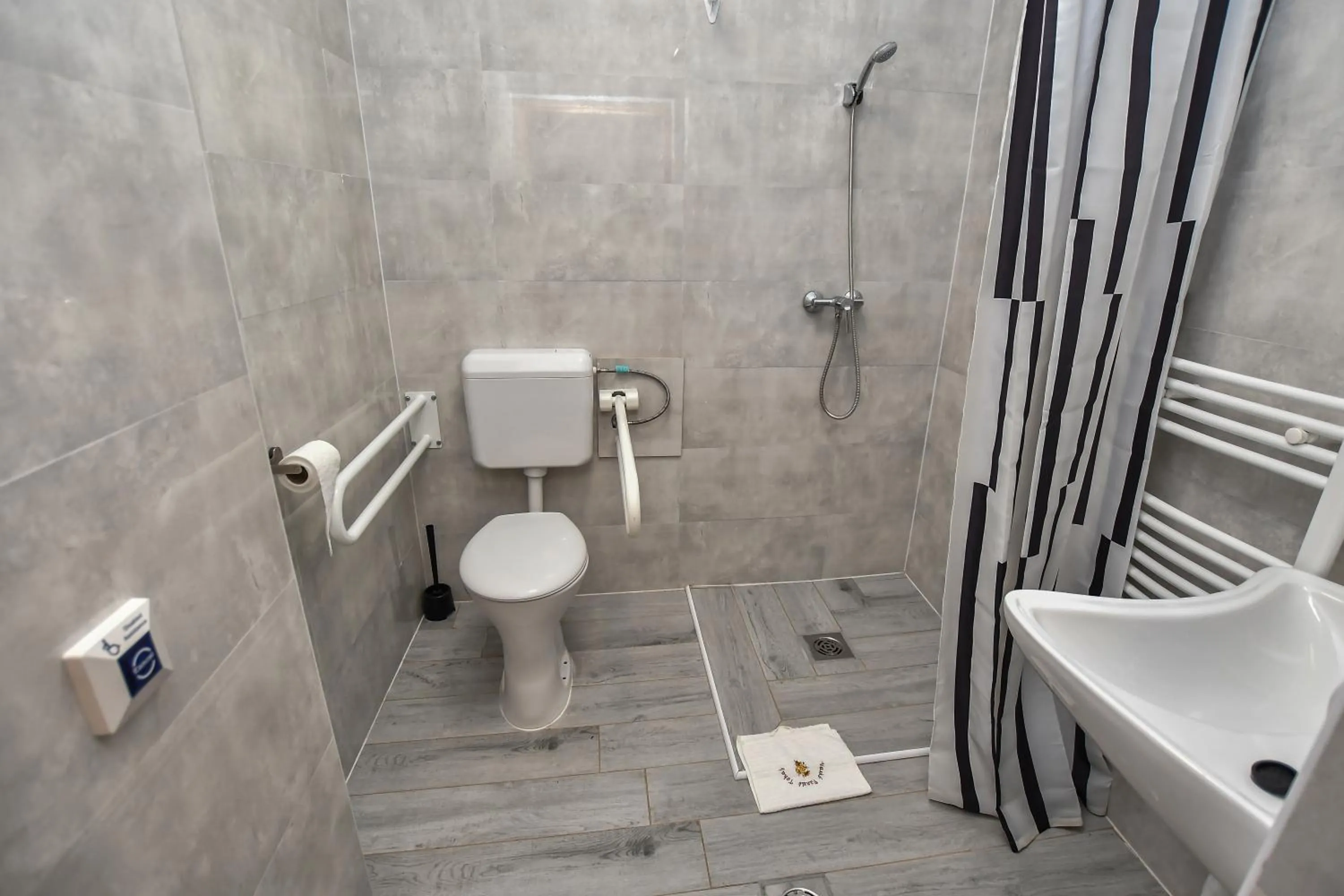 Bathroom in É-Vaskó Panzió Borpince