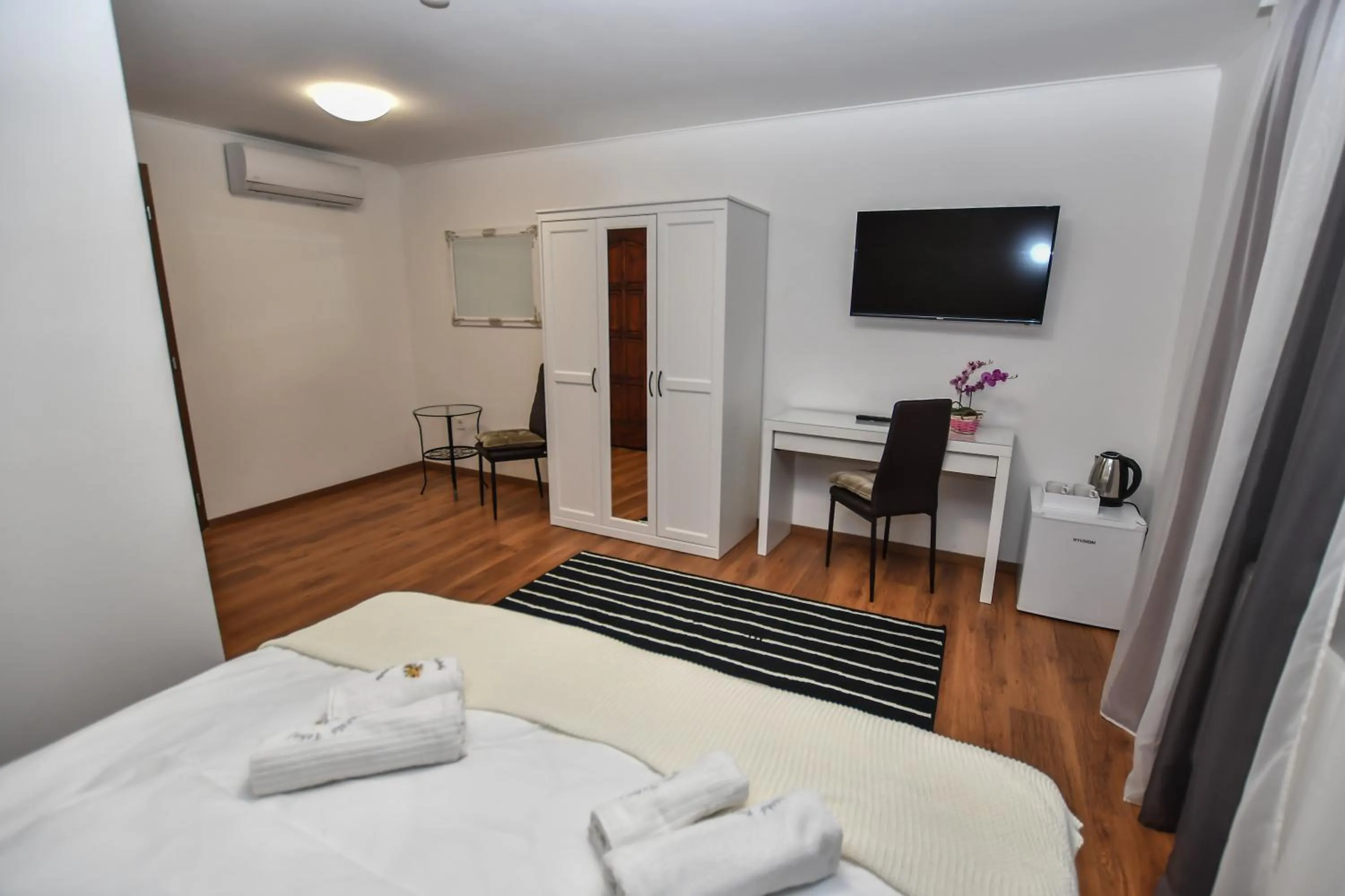 Photo of the whole room, Bed in É-Vaskó Panzió Borpince