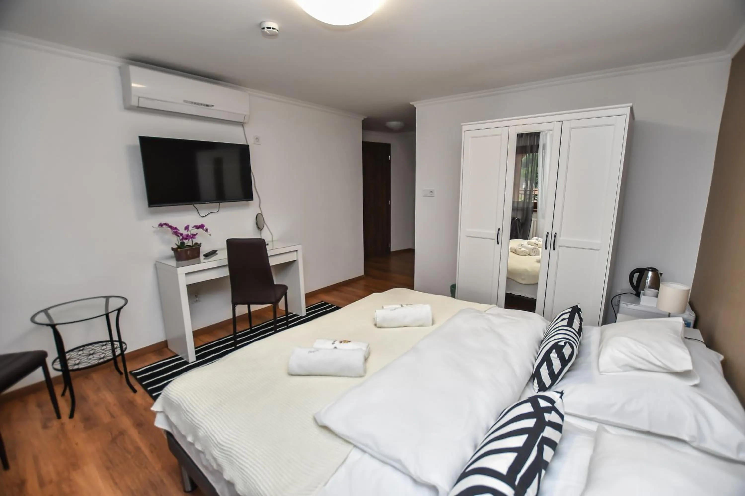 Photo of the whole room, Bed in É-Vaskó Panzió Borpince