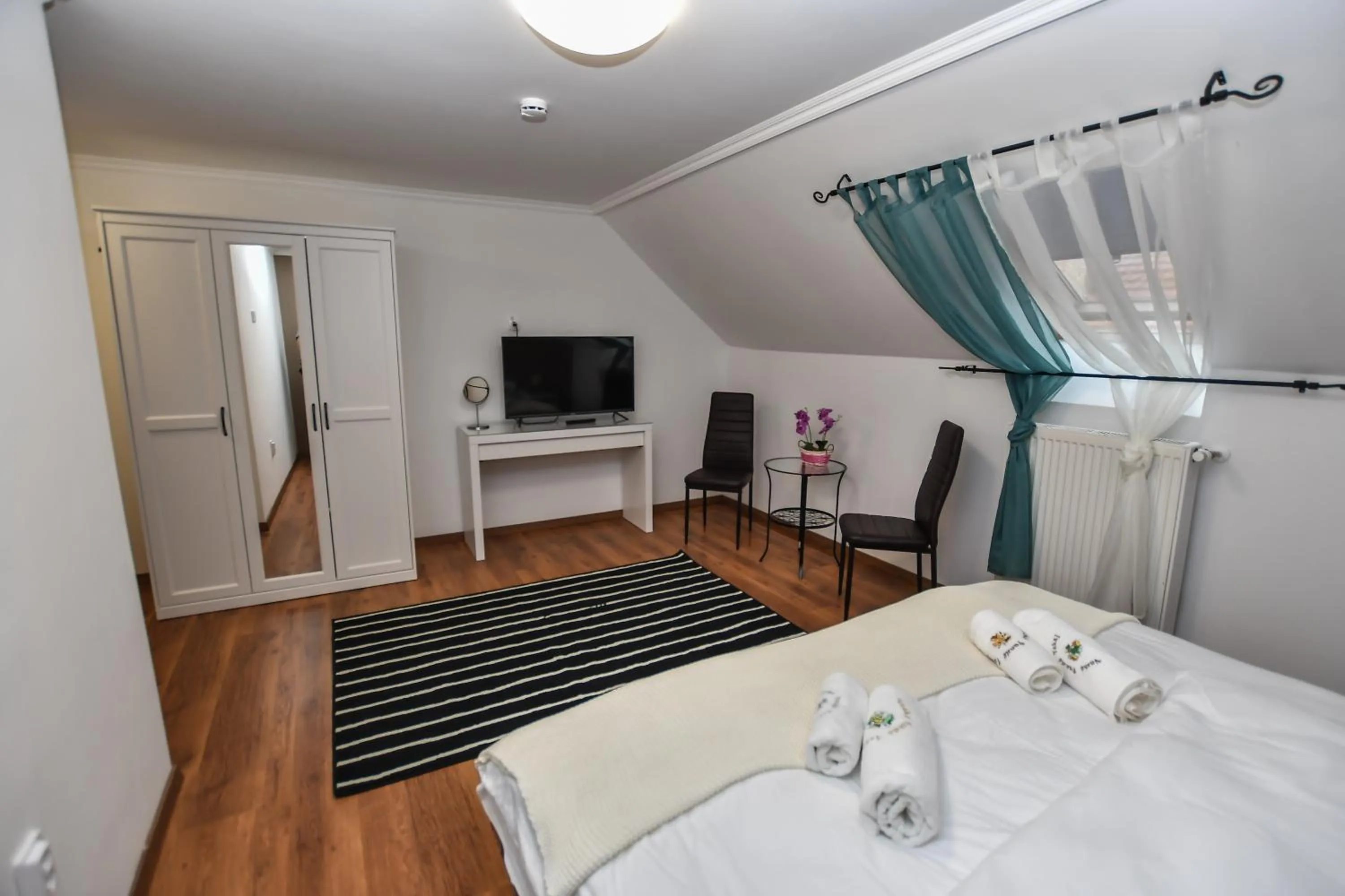 Photo of the whole room, Bed in É-Vaskó Panzió Borpince