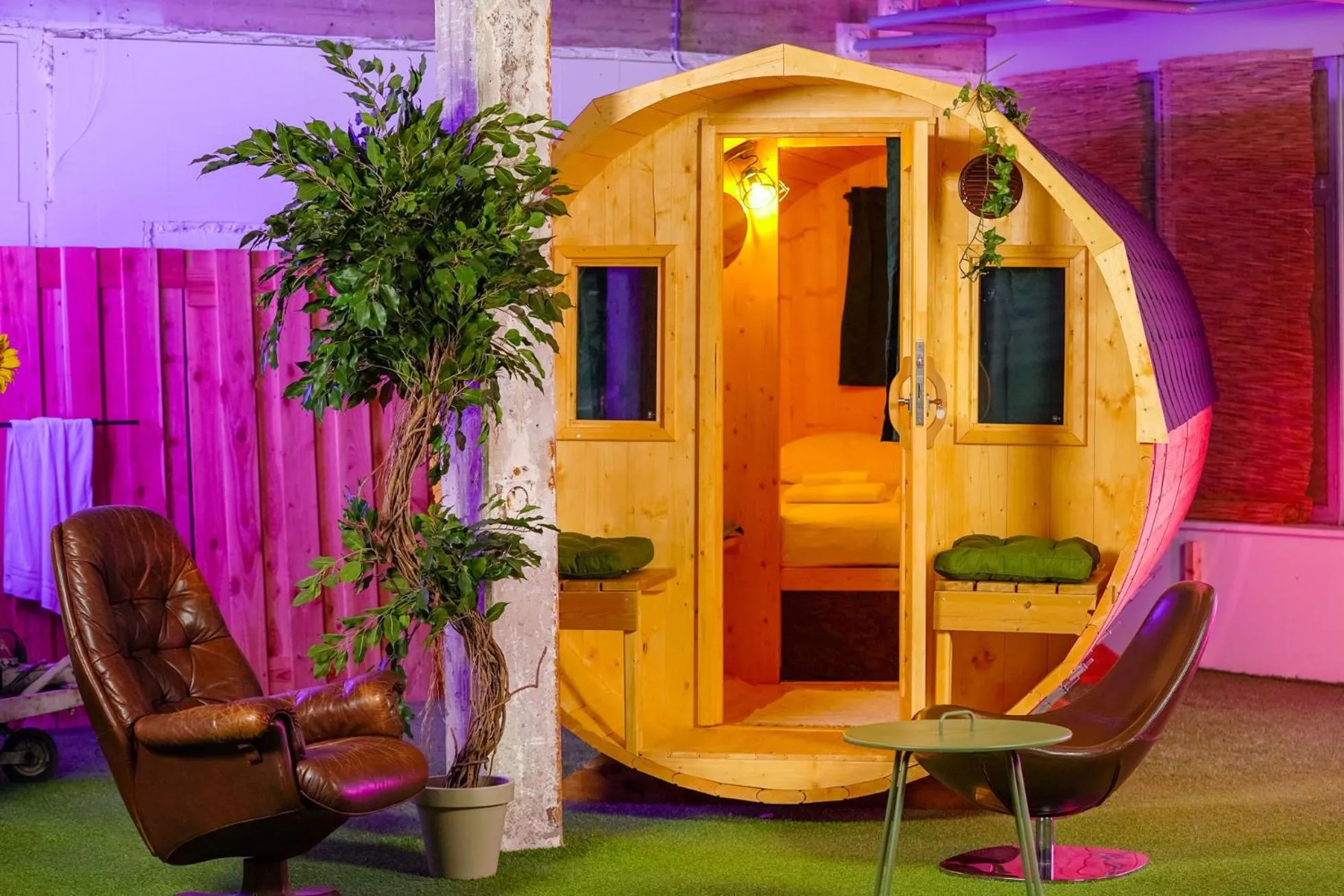 Photo of the whole room in Outside Inn