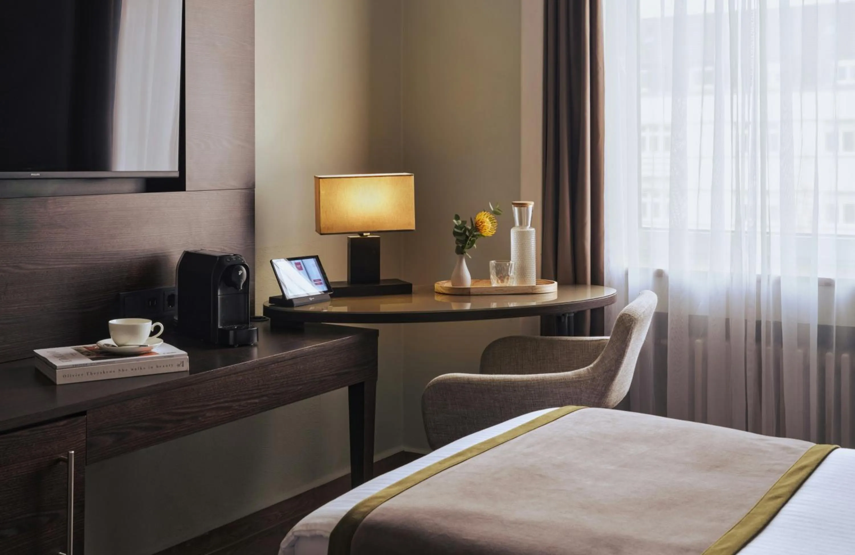 Photo of the whole room, Bed in Hotel Mannheimer Hof - Leonardo Limited Edition