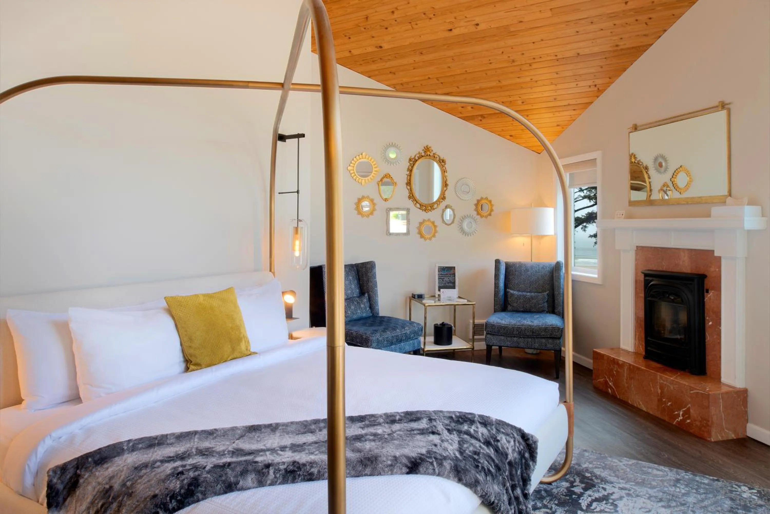 fireplace, Bed in Ocean House