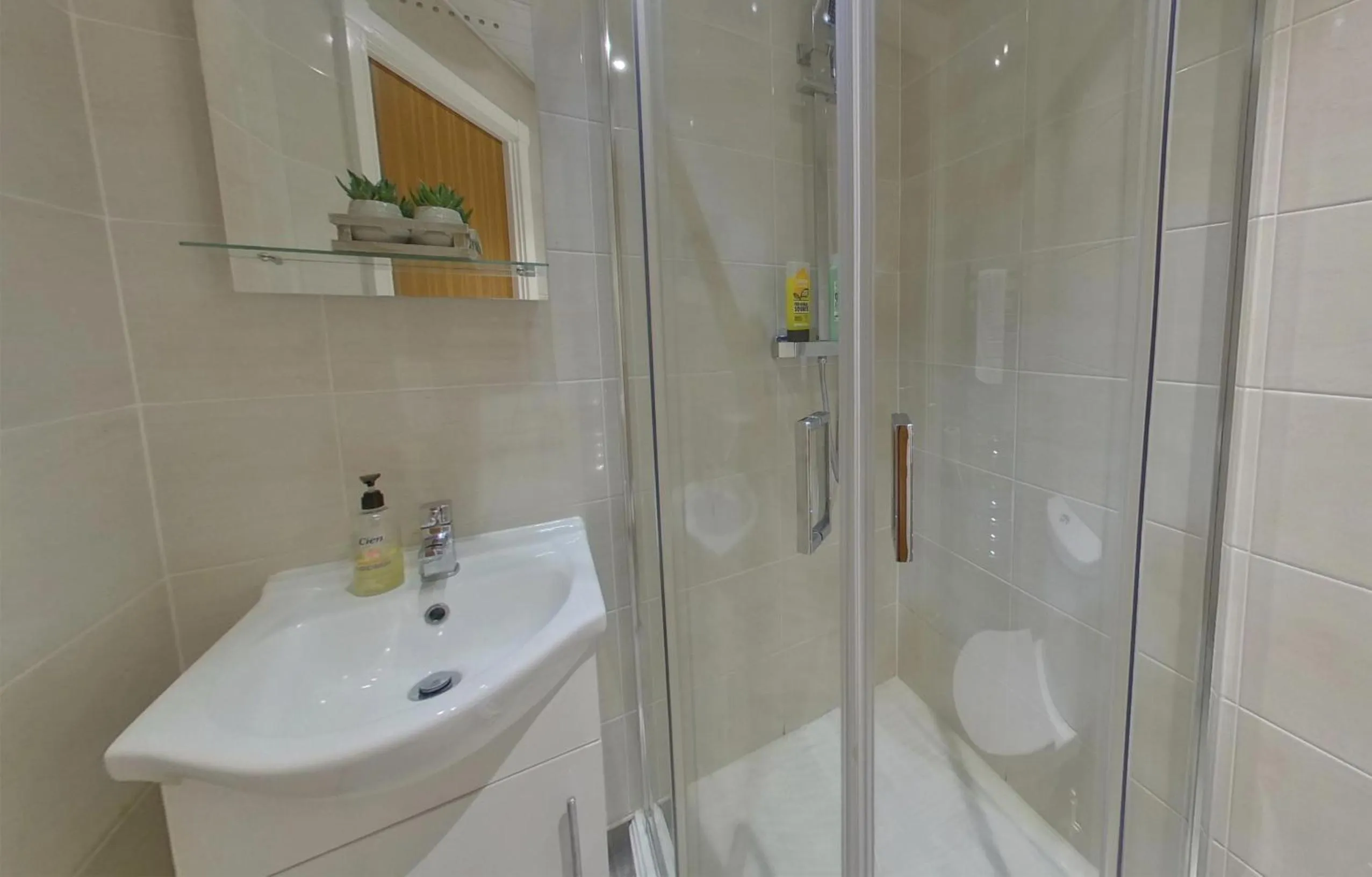 Victoria House - Deluxe Studios in Coventry City Centre, free parking, by COVSTAYS