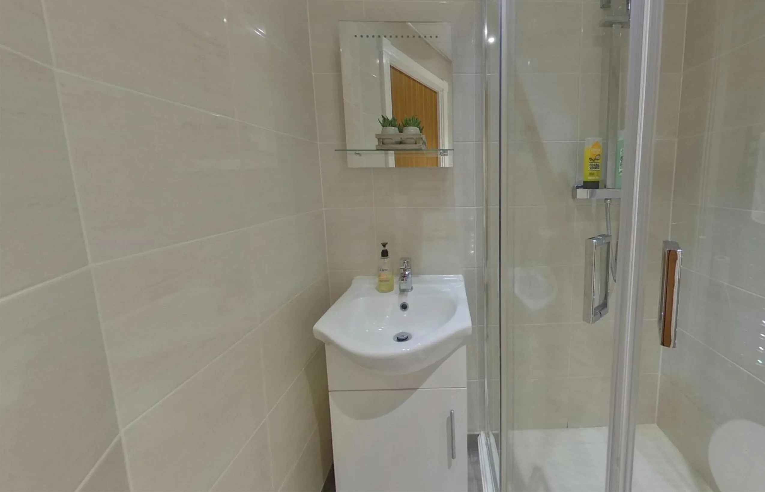 Victoria House - Deluxe Studios in Coventry City Centre, free parking, by COVSTAYS