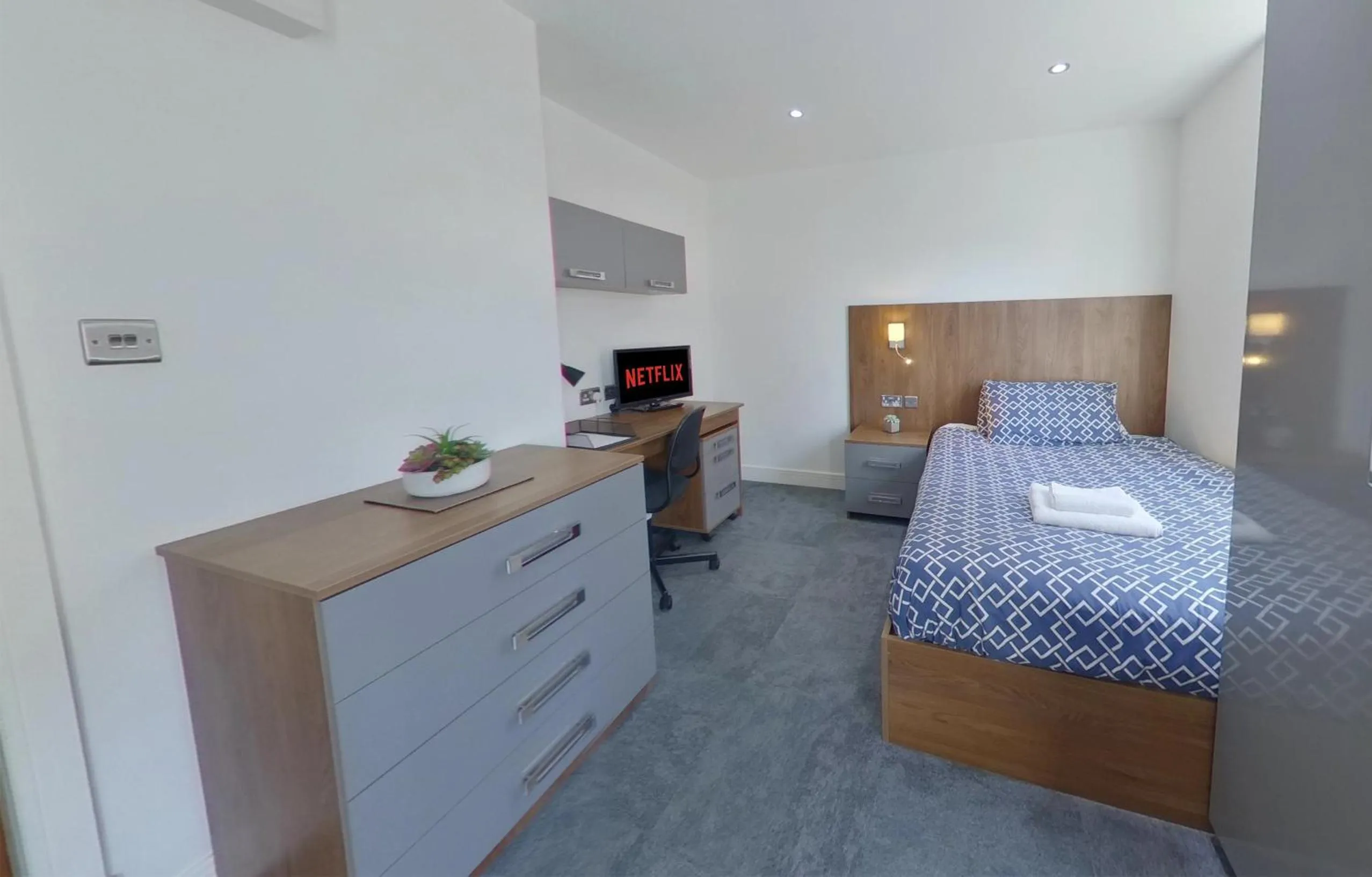 Bed in Victoria House - Deluxe Studios in Coventry City Centre, free parking, by COVSTAYS