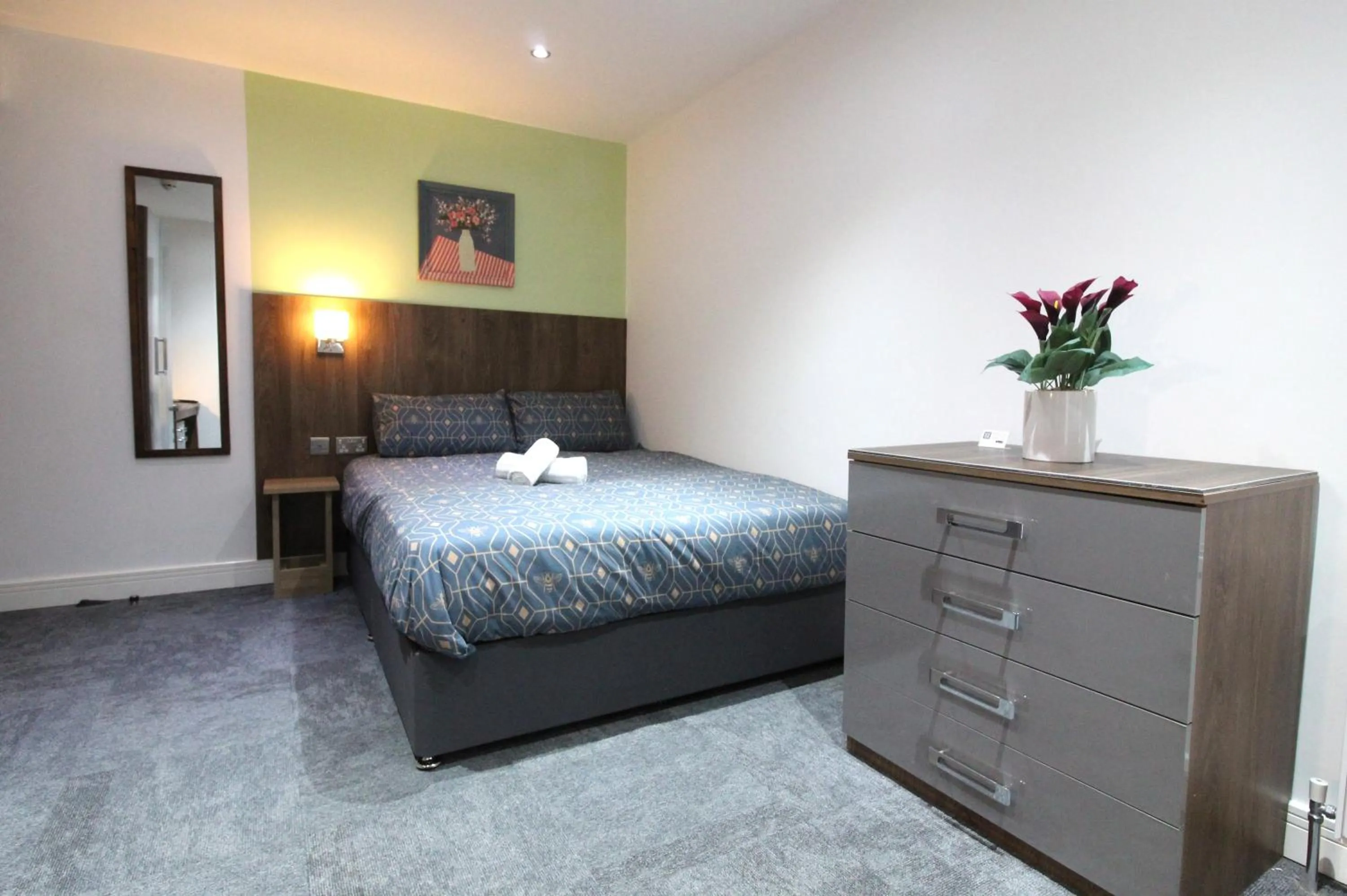 Victoria House - Deluxe Studios in Coventry City Centre, free parking, by COVSTAYS