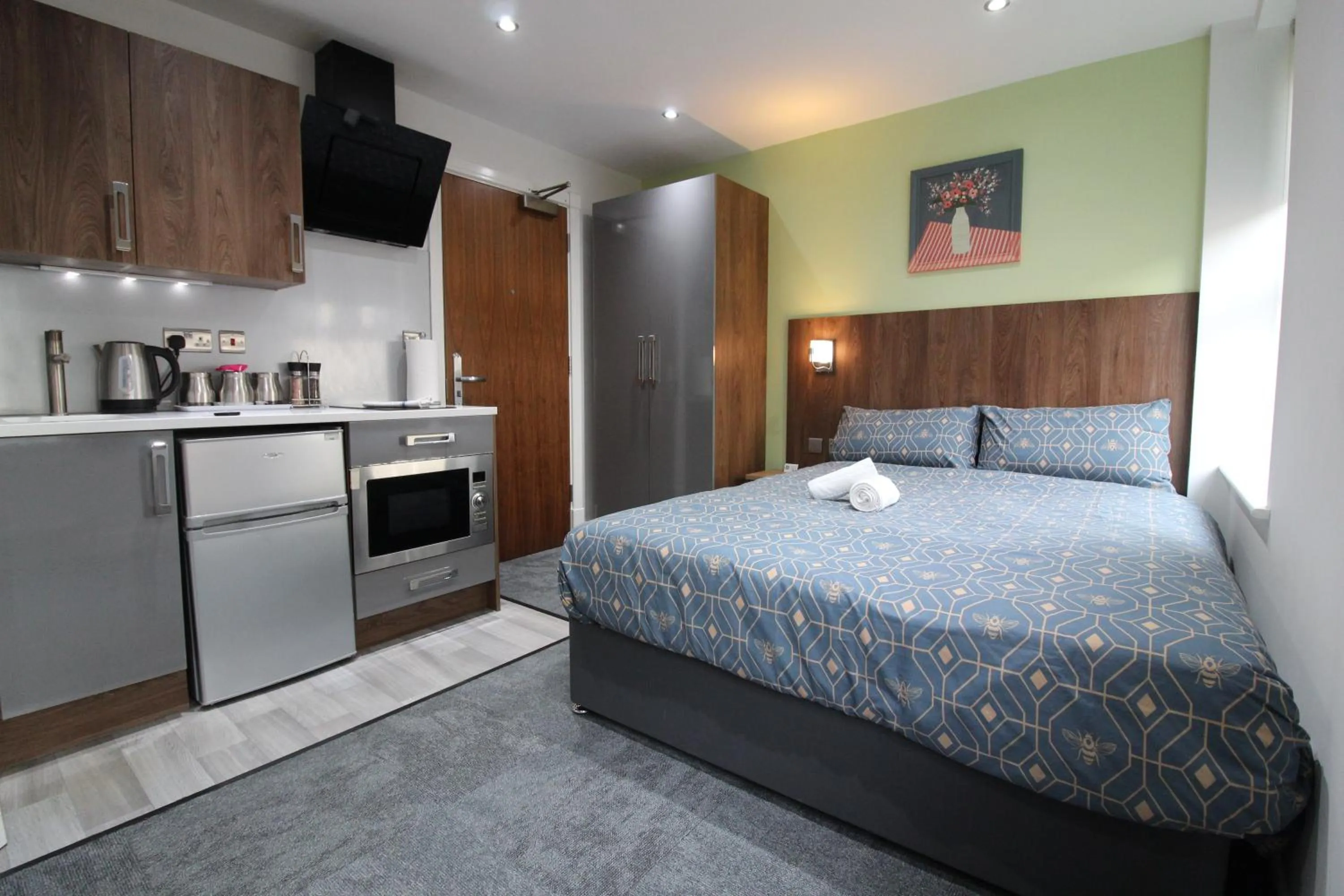 Victoria House - Deluxe Studios in Coventry City Centre, free parking, by COVSTAYS