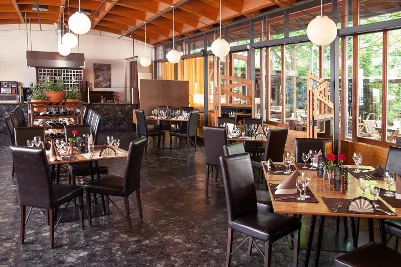 Restaurant/places to eat in Hotel Lifestyle