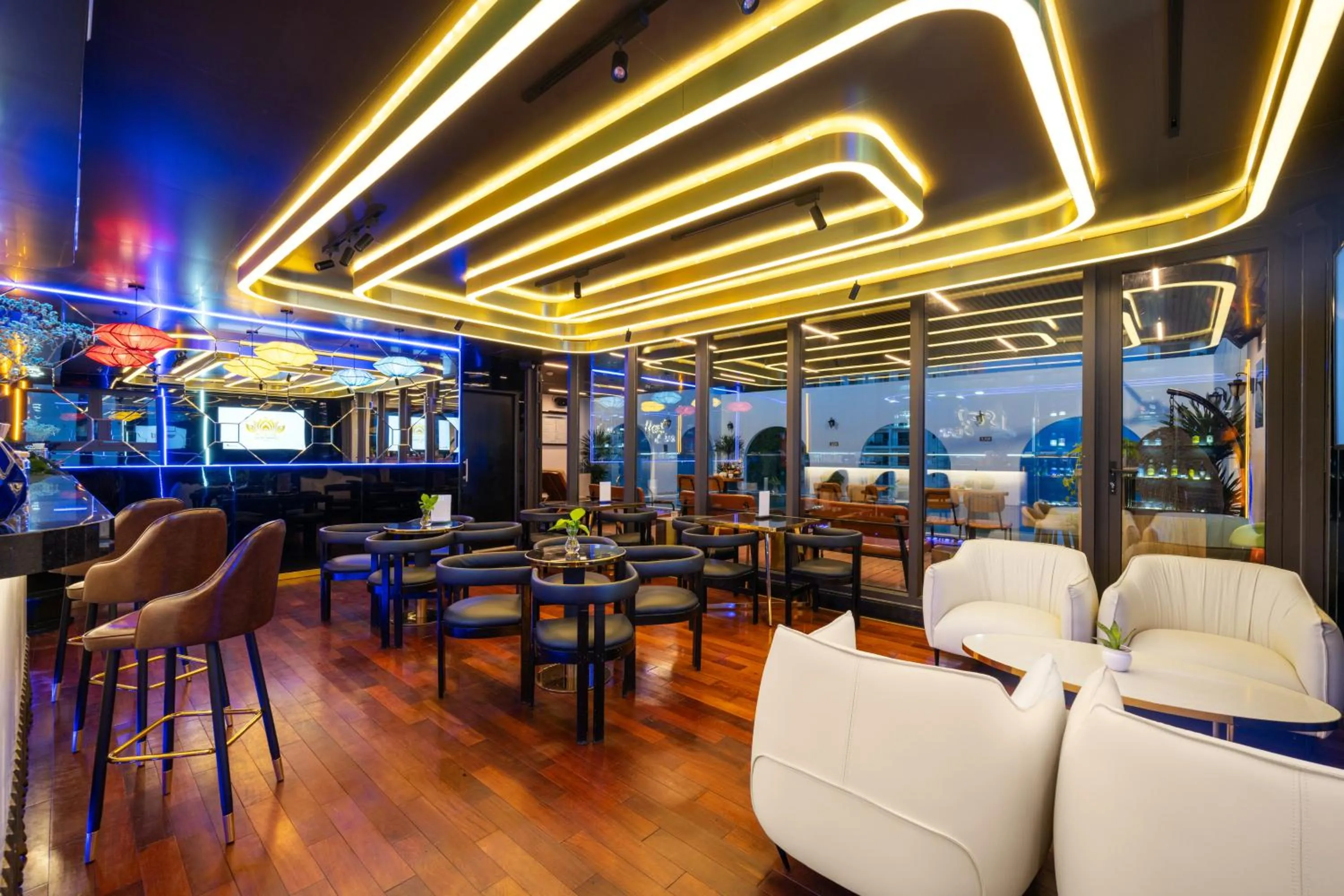 Lounge or bar in Golden Lotus Hotel Da Nang - Rooftop Bar Sea View