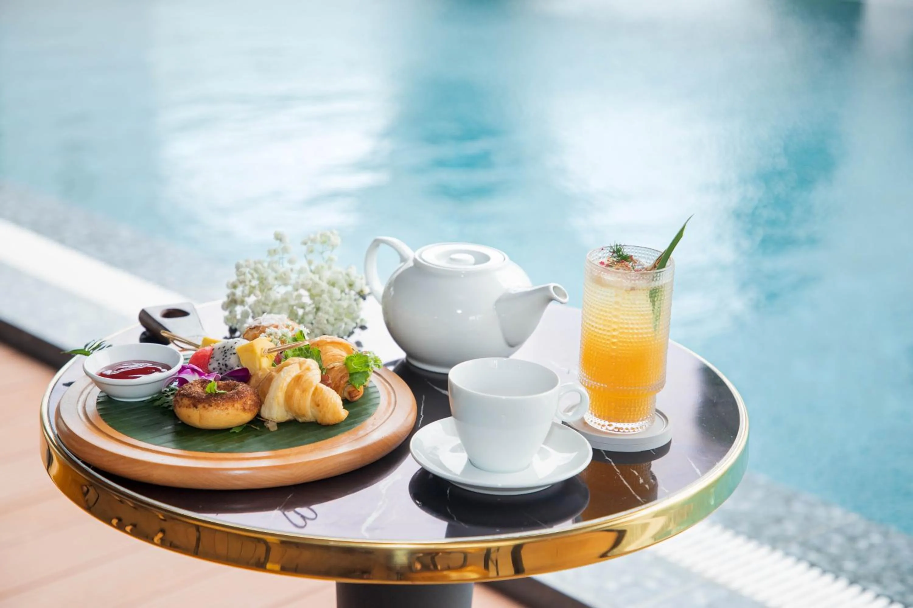 Food and drinks in Golden Lotus Hotel Da Nang - Rooftop Bar Sea View