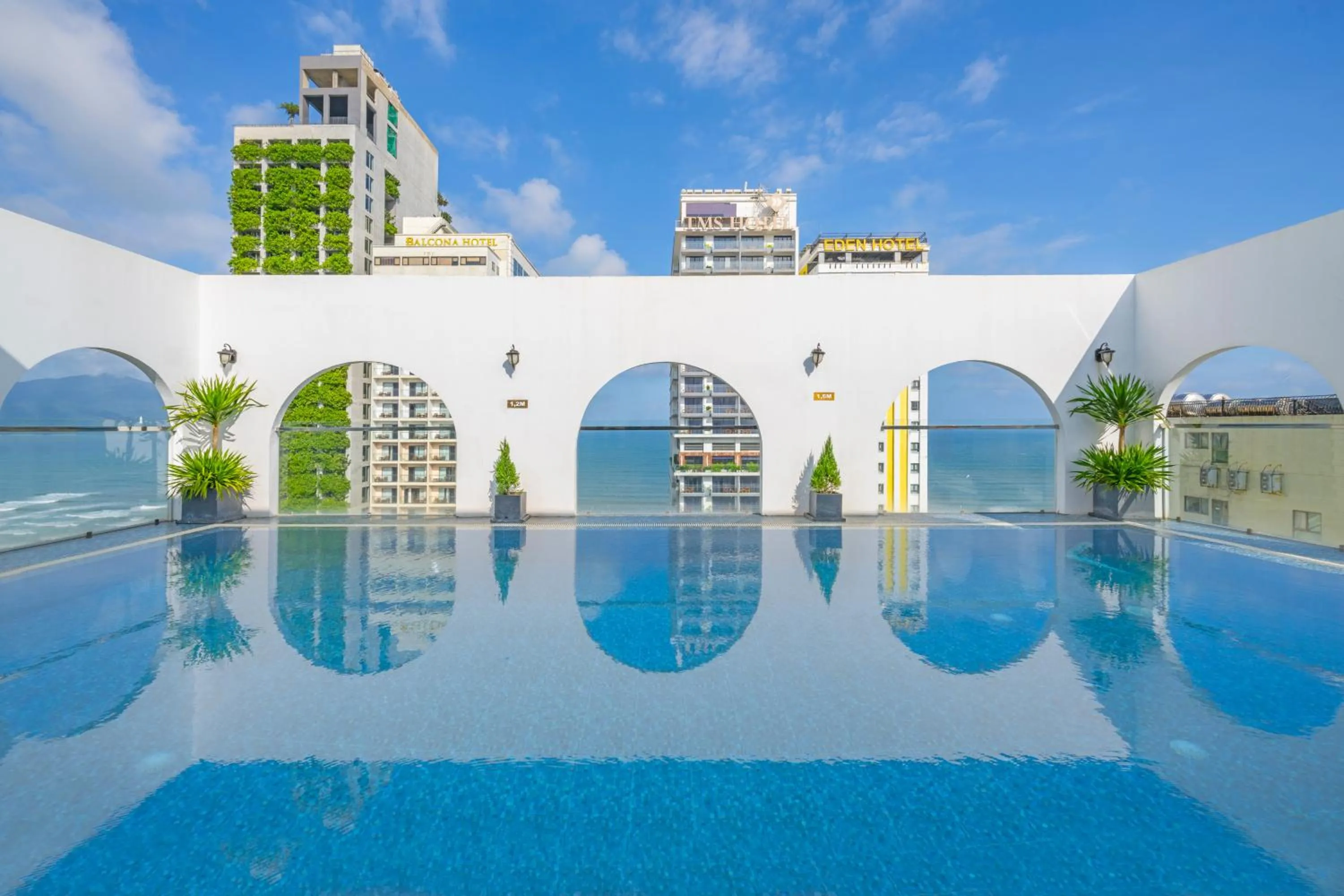 Swimming pool in Golden Lotus Hotel Da Nang - Rooftop Bar Sea View