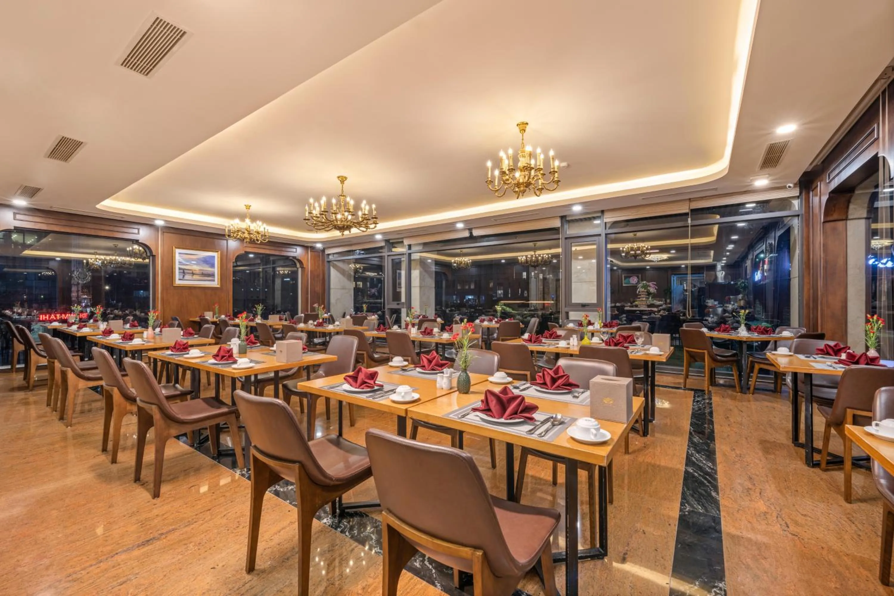 Restaurant/places to eat in Golden Lotus Hotel Da Nang - Rooftop Bar Sea View