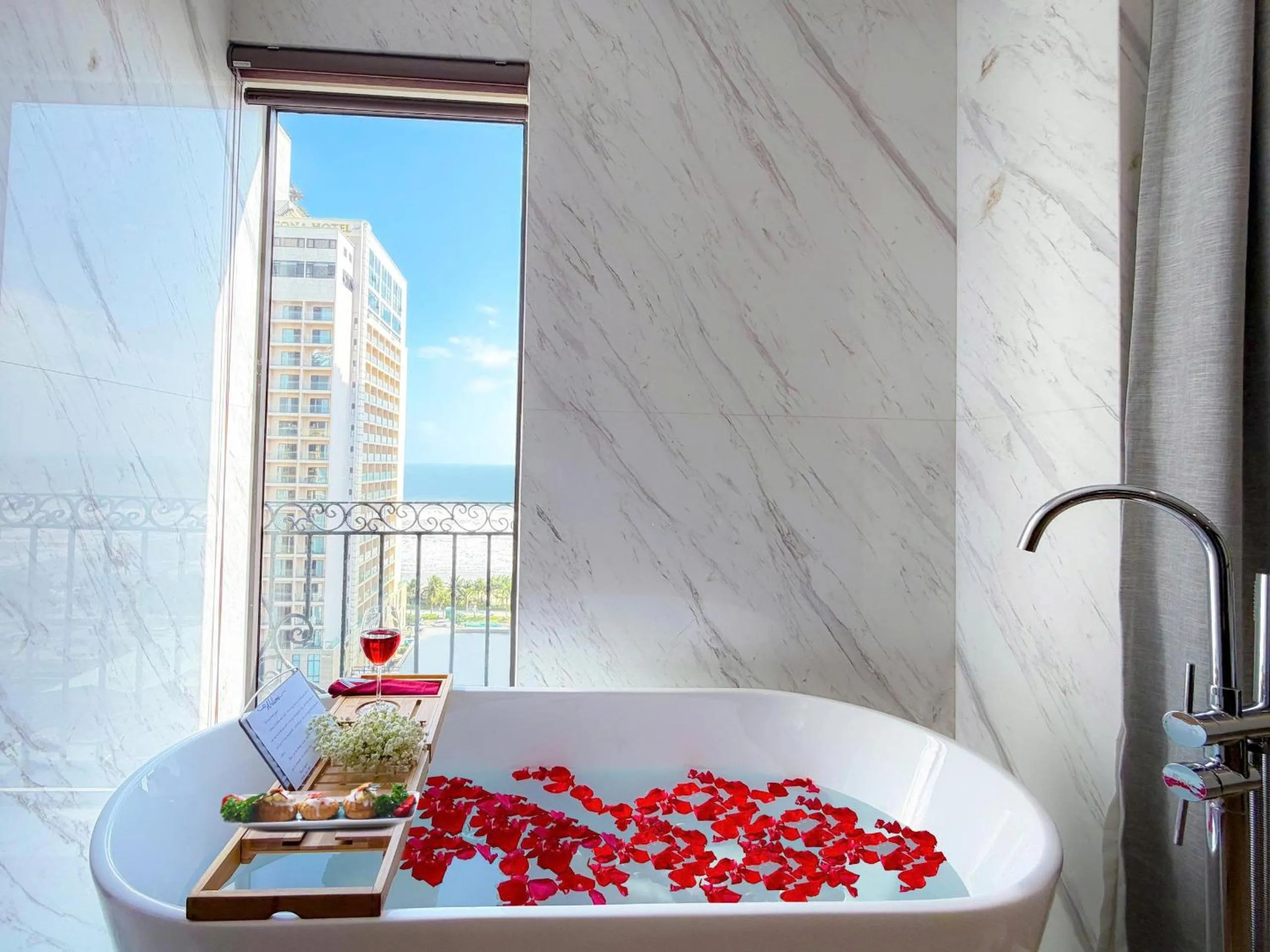 Bath in Golden Lotus Hotel Da Nang - Rooftop Bar Sea View