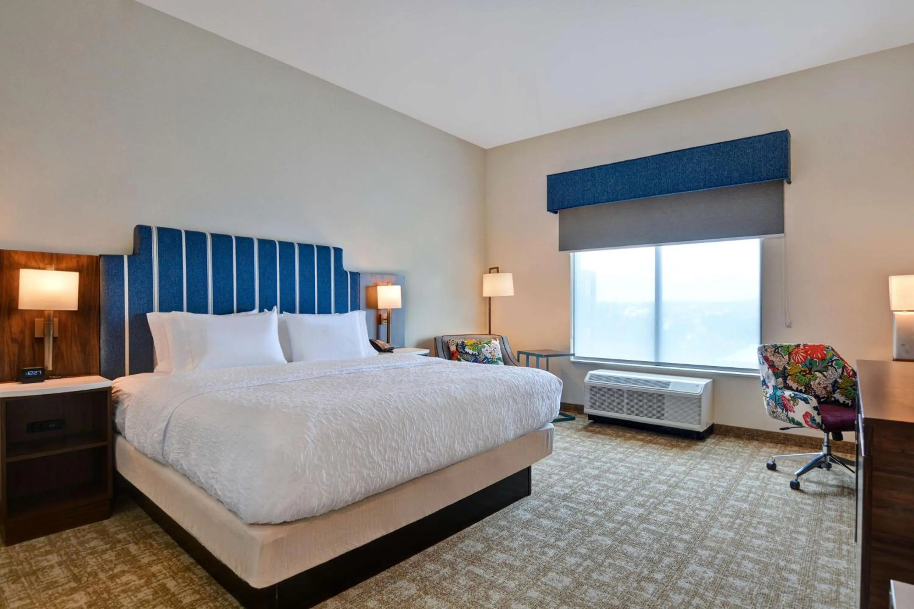 Bed in Hampton Inn & Suites Nashville Downtown Capitol View, Tn