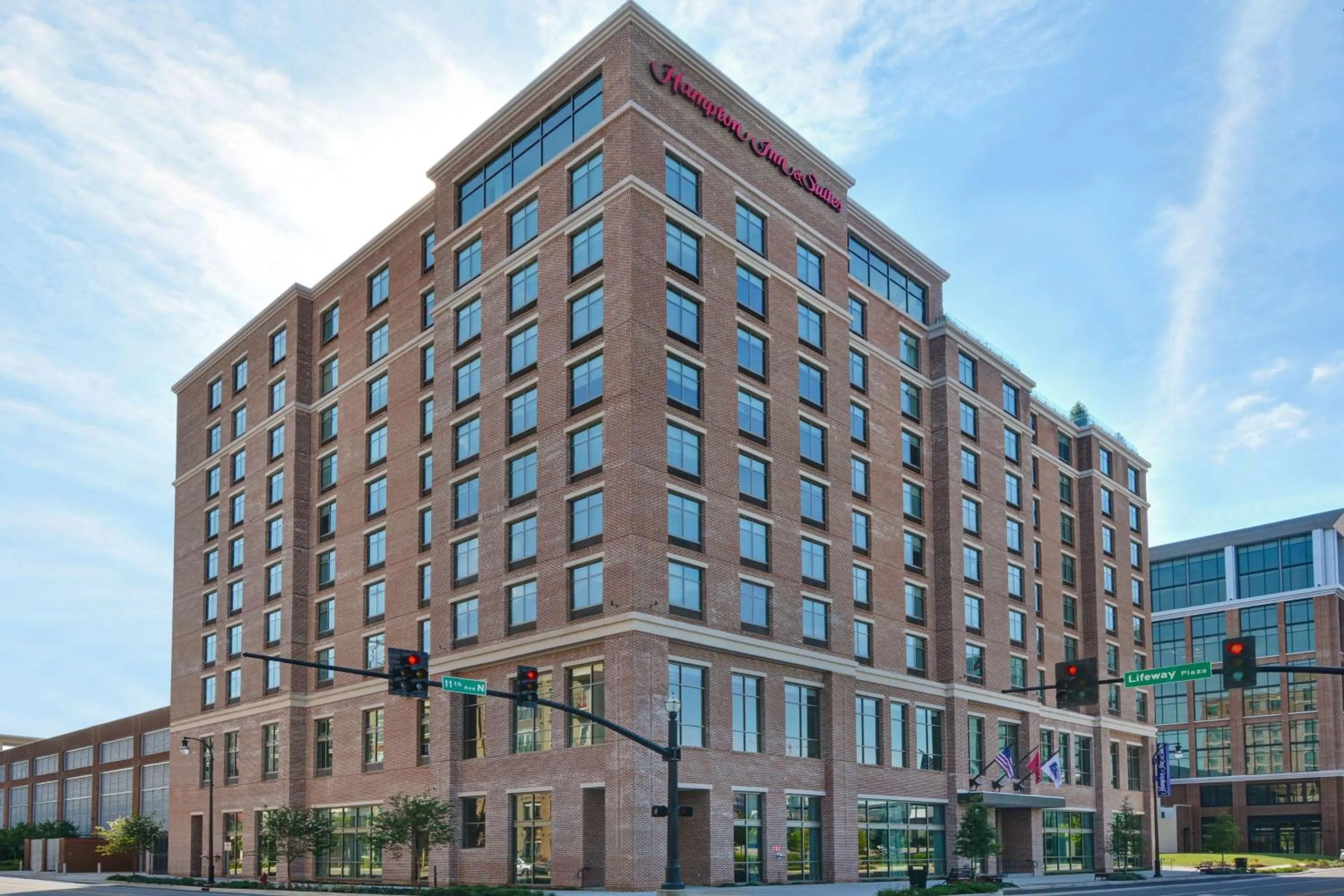 Property building in Hampton Inn & Suites Nashville Downtown Capitol View, Tn