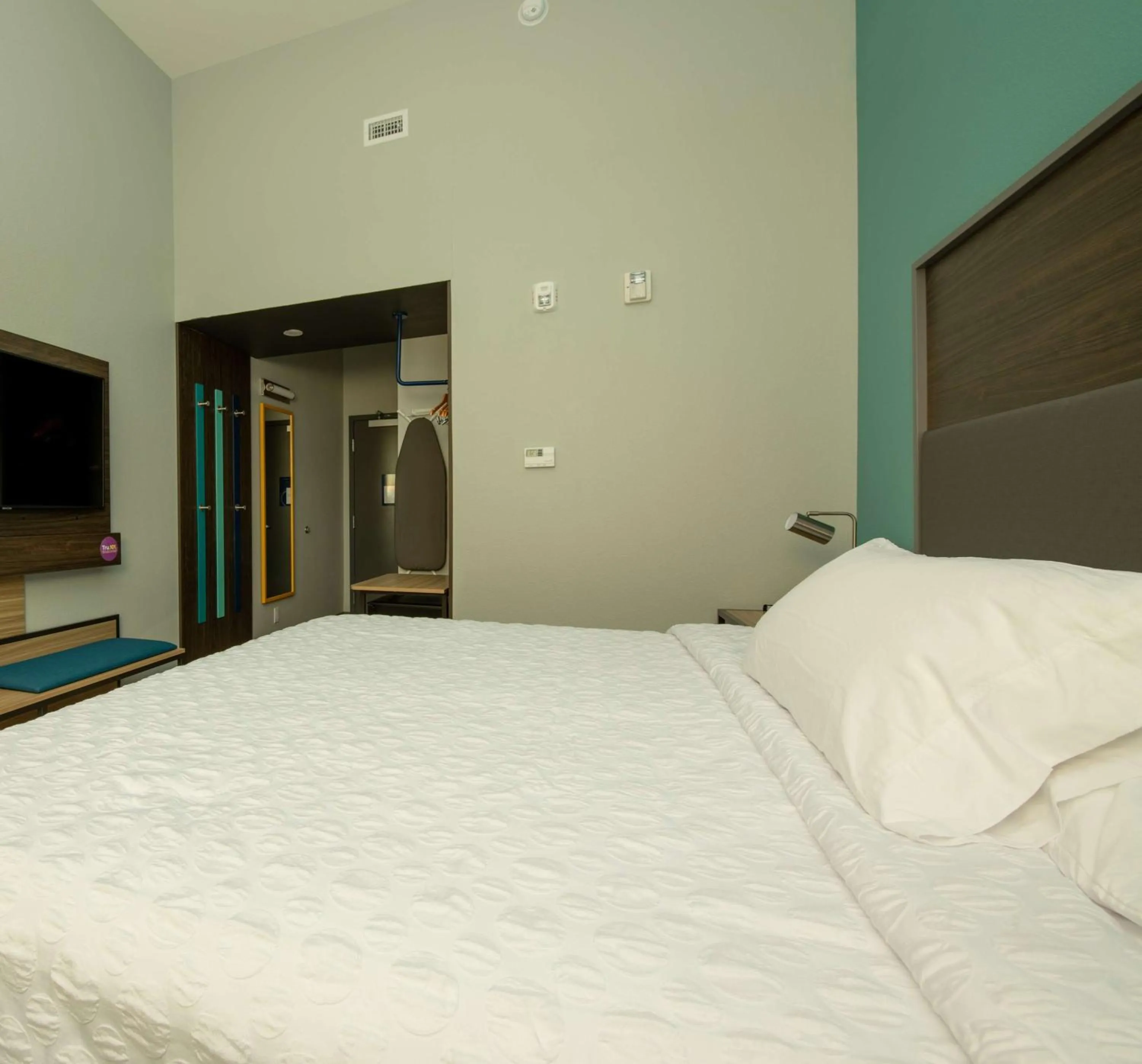 Bed in Tru By Hilton The Colony