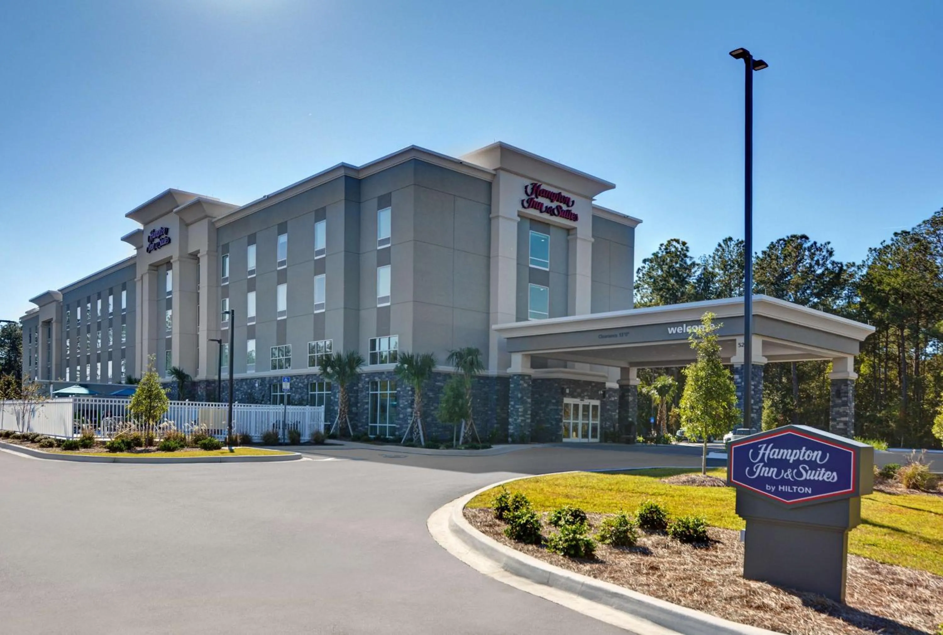 Property building in Hampton Inn And Suites Macclenny I-10