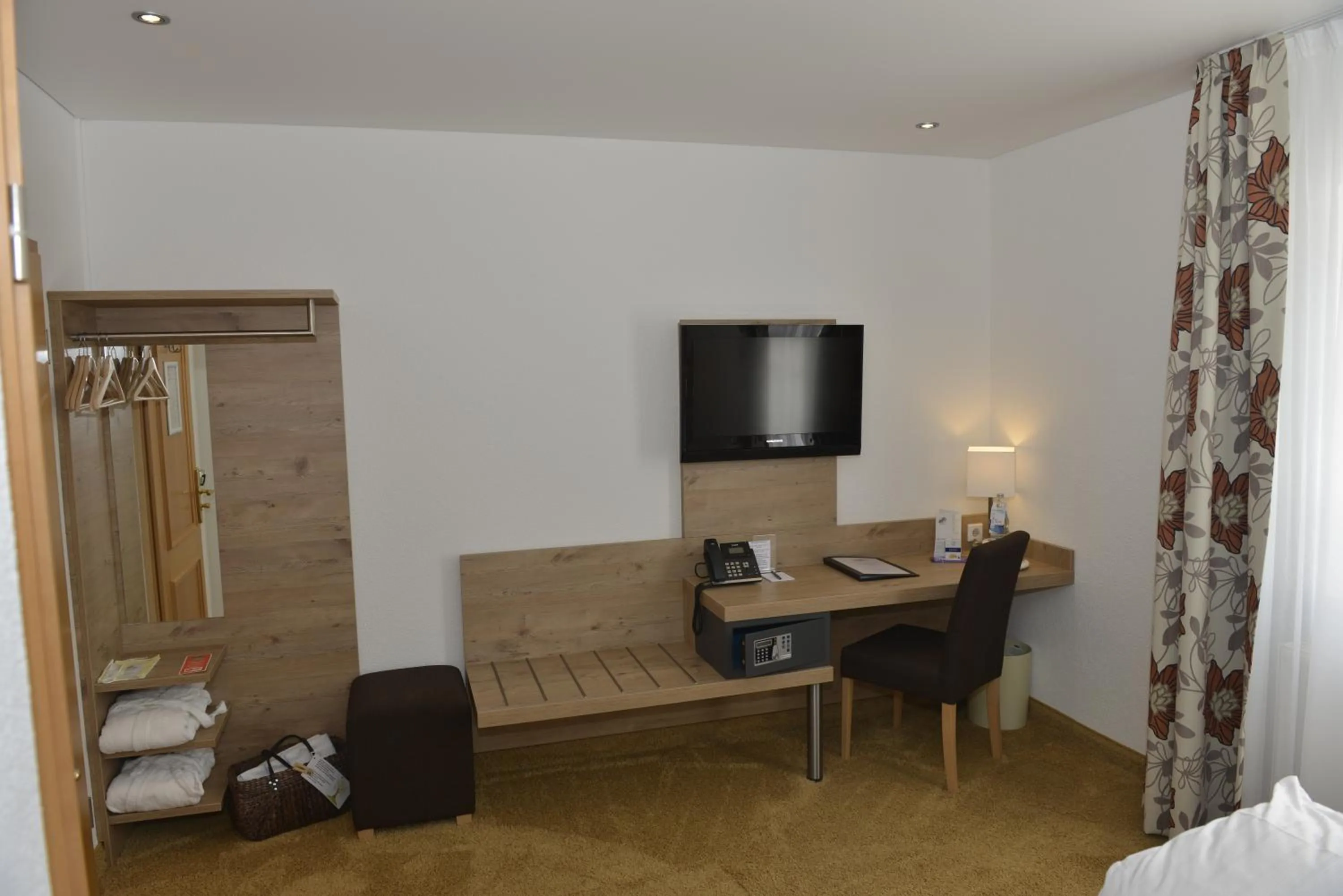 TV and multimedia, TV/Entertainment Center in Waldidyll Rabenhorst