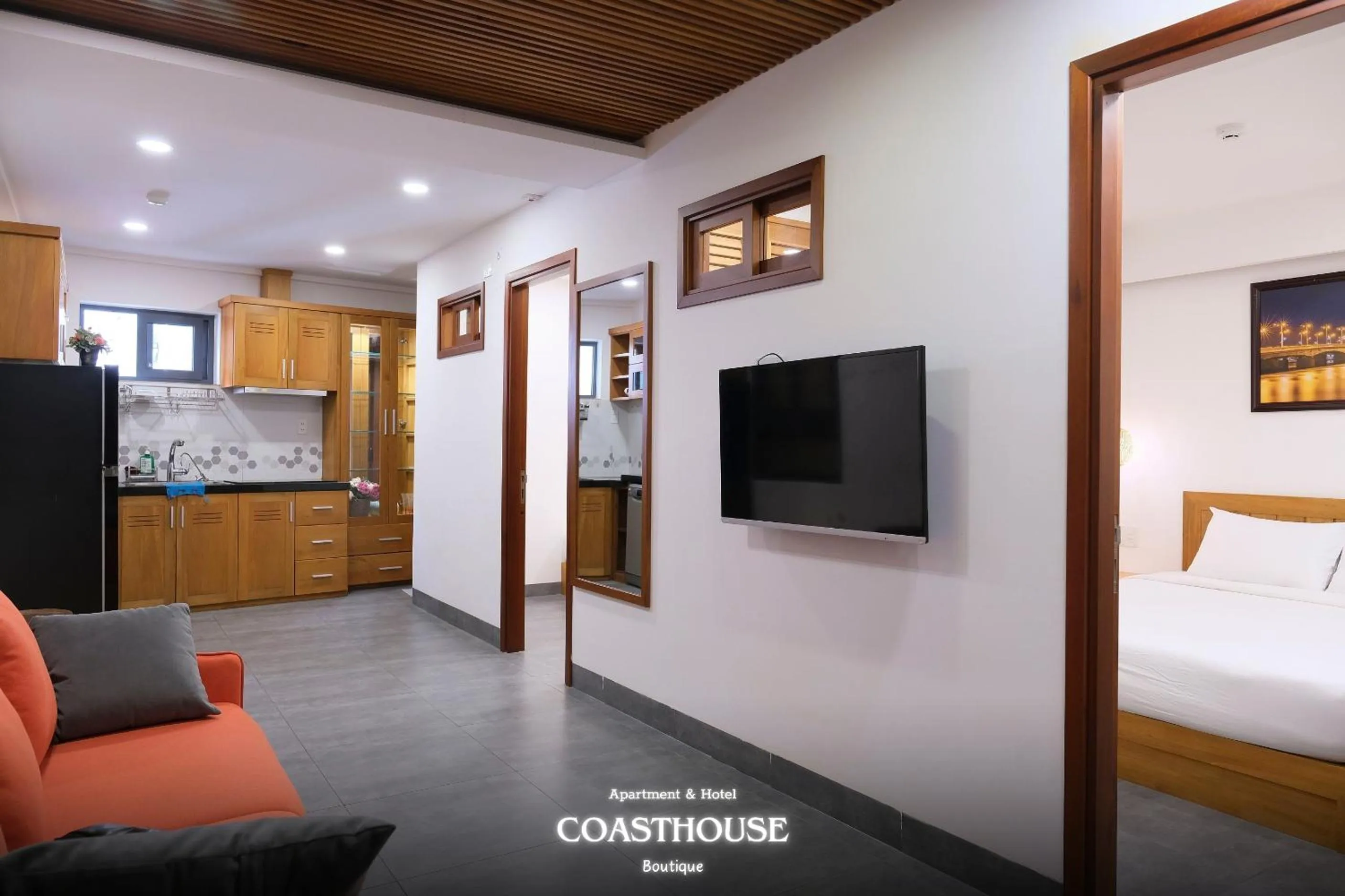 Communal lounge/ TV room in Coast House Boutique Hotel