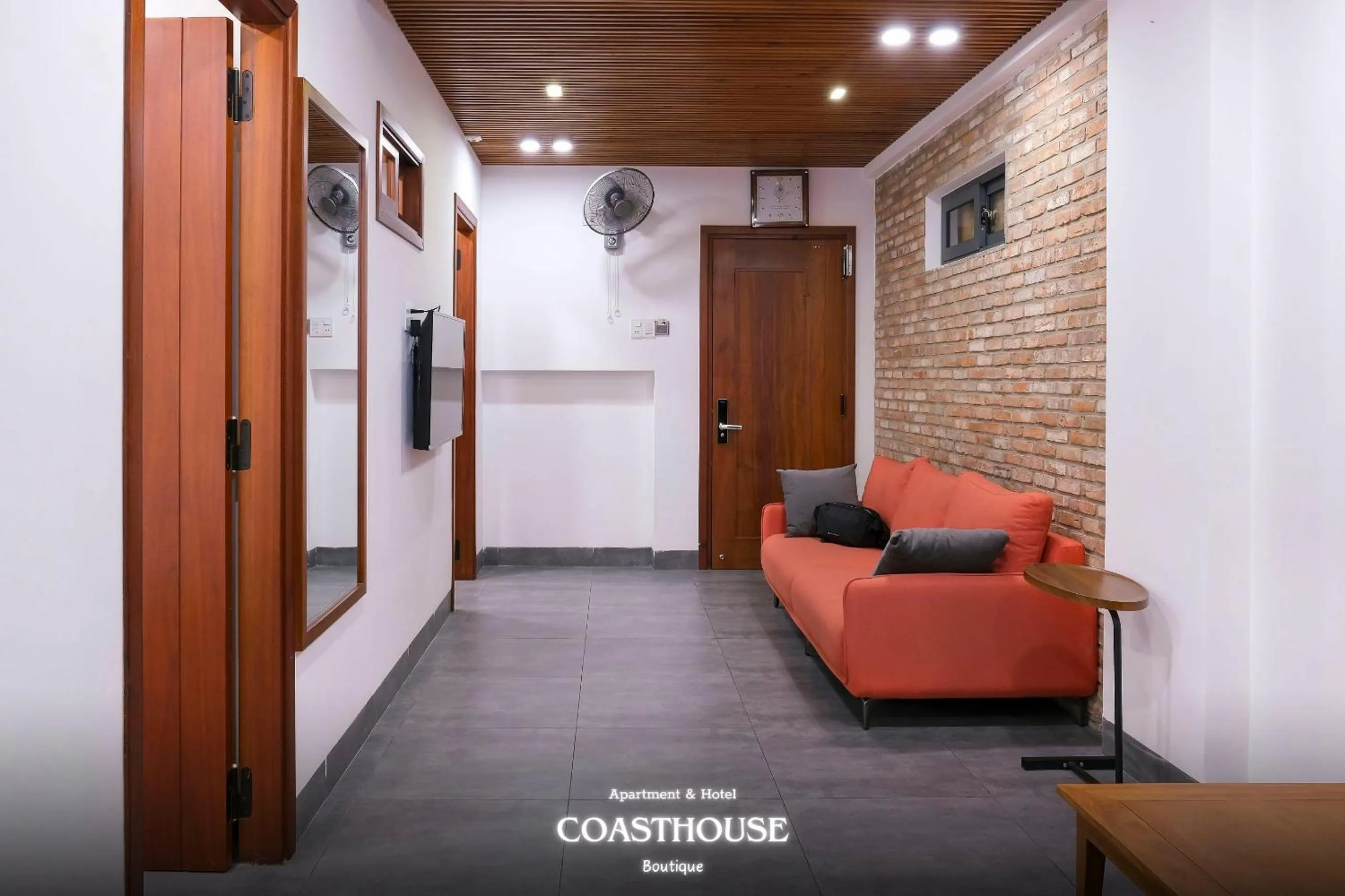 Communal lounge/ TV room in Coast House Boutique Hotel