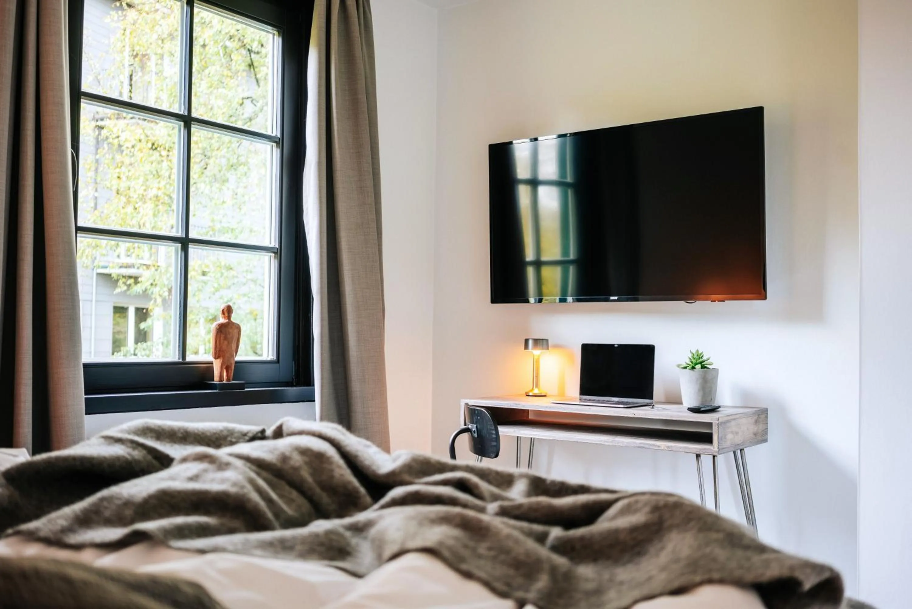 TV and multimedia, Bed in THE HEARTS HOTEL - dein Boutique- und Event-Resort