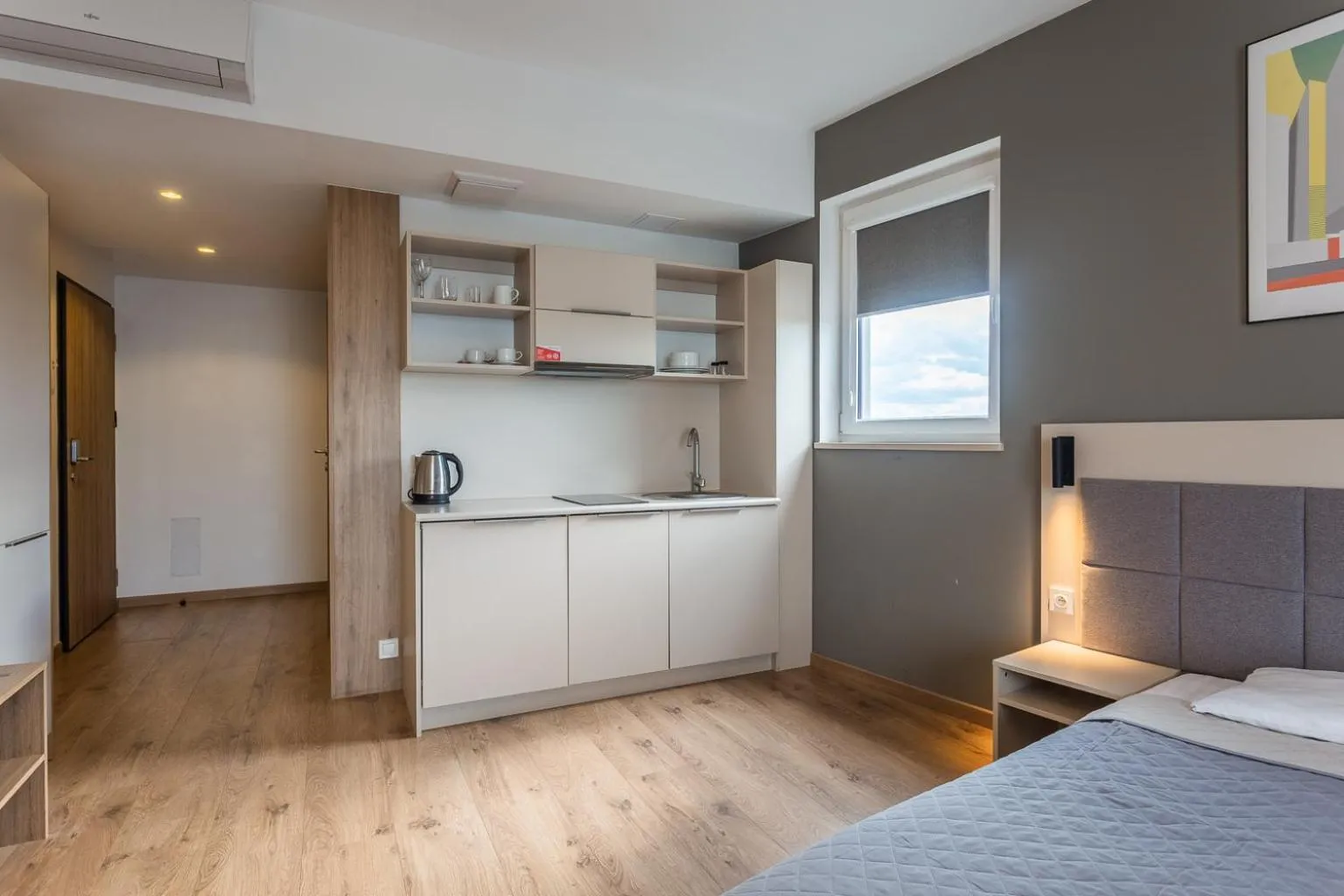 Kitchen or kitchenette, Bed in RentPlanet - Apartamenty Wolska