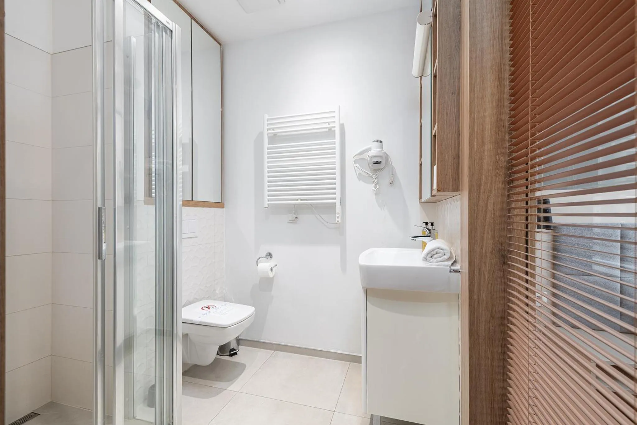 Shower in RentPlanet - Apartamenty Wolska