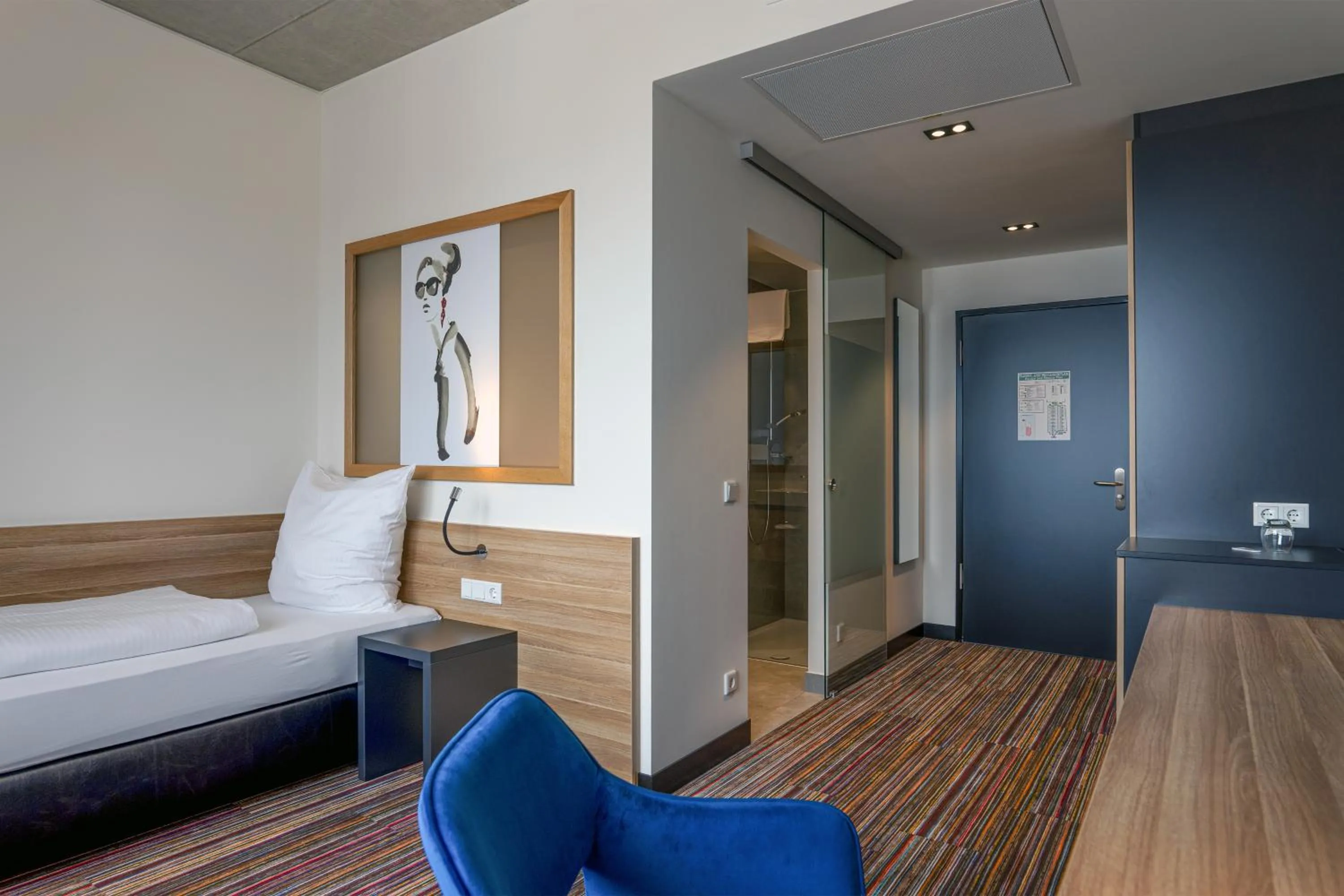 Photo of the whole room, Bed in N+S City Hotel Neumarkt