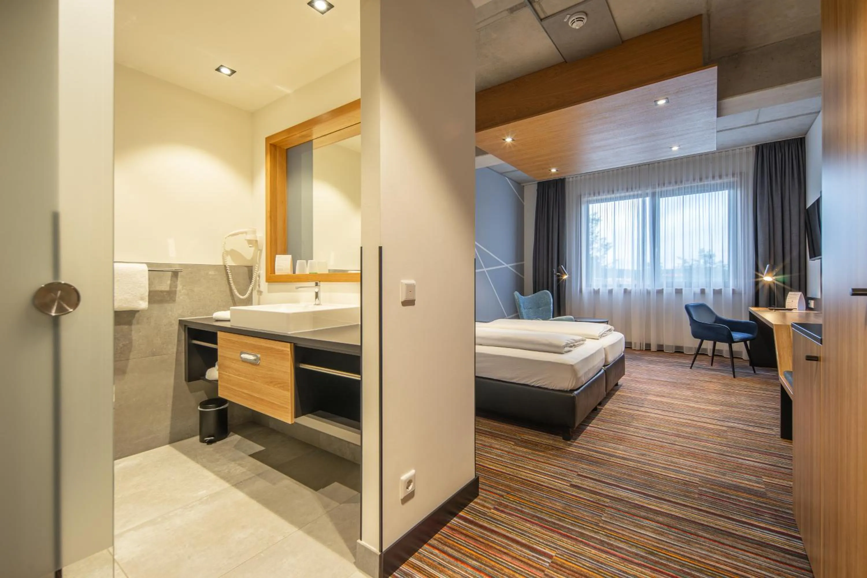 Photo of the whole room, Bed in N+S City Hotel Neumarkt