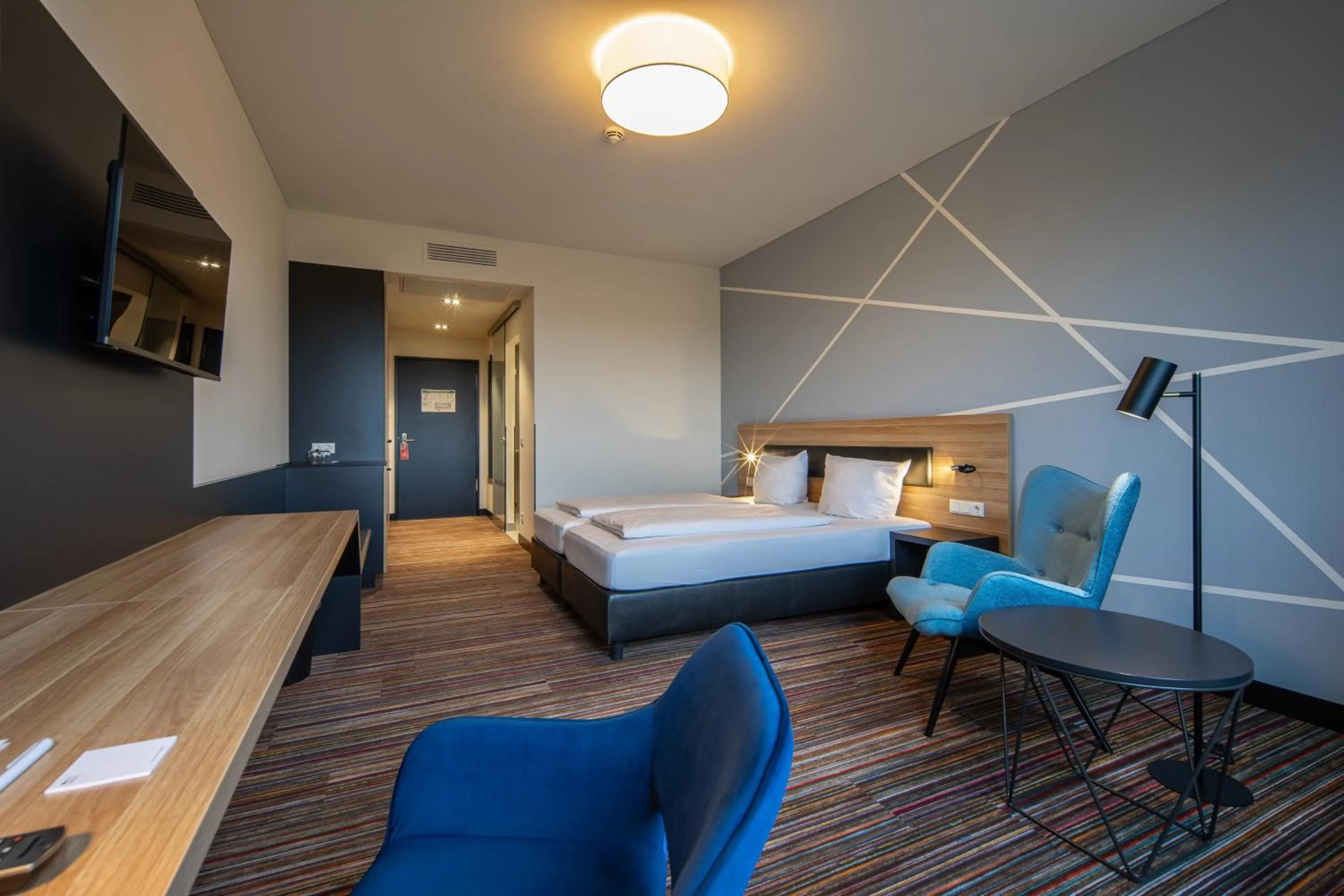 Photo of the whole room, Bed in N+S City Hotel Neumarkt