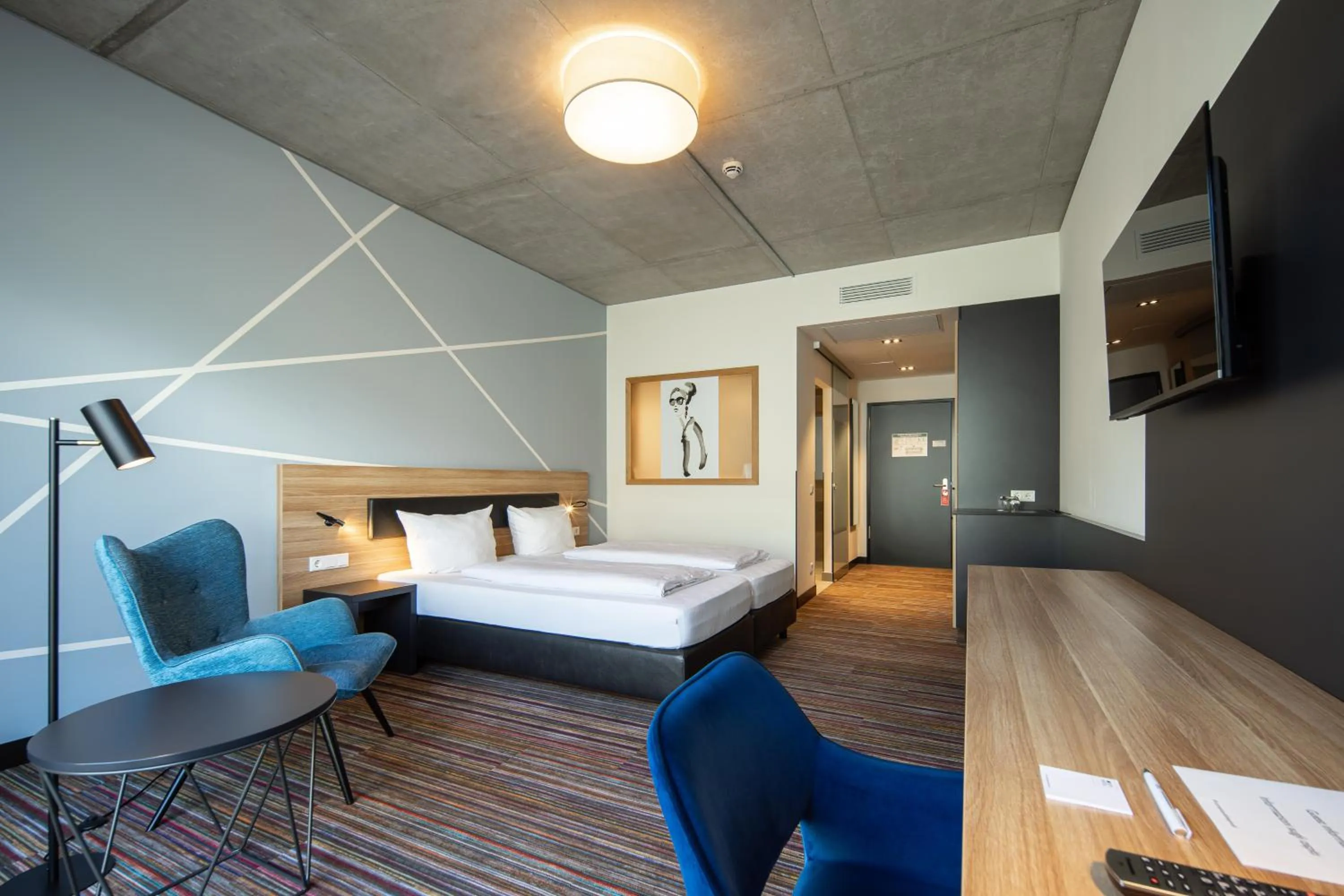 Photo of the whole room, Bed in N+S City Hotel Neumarkt