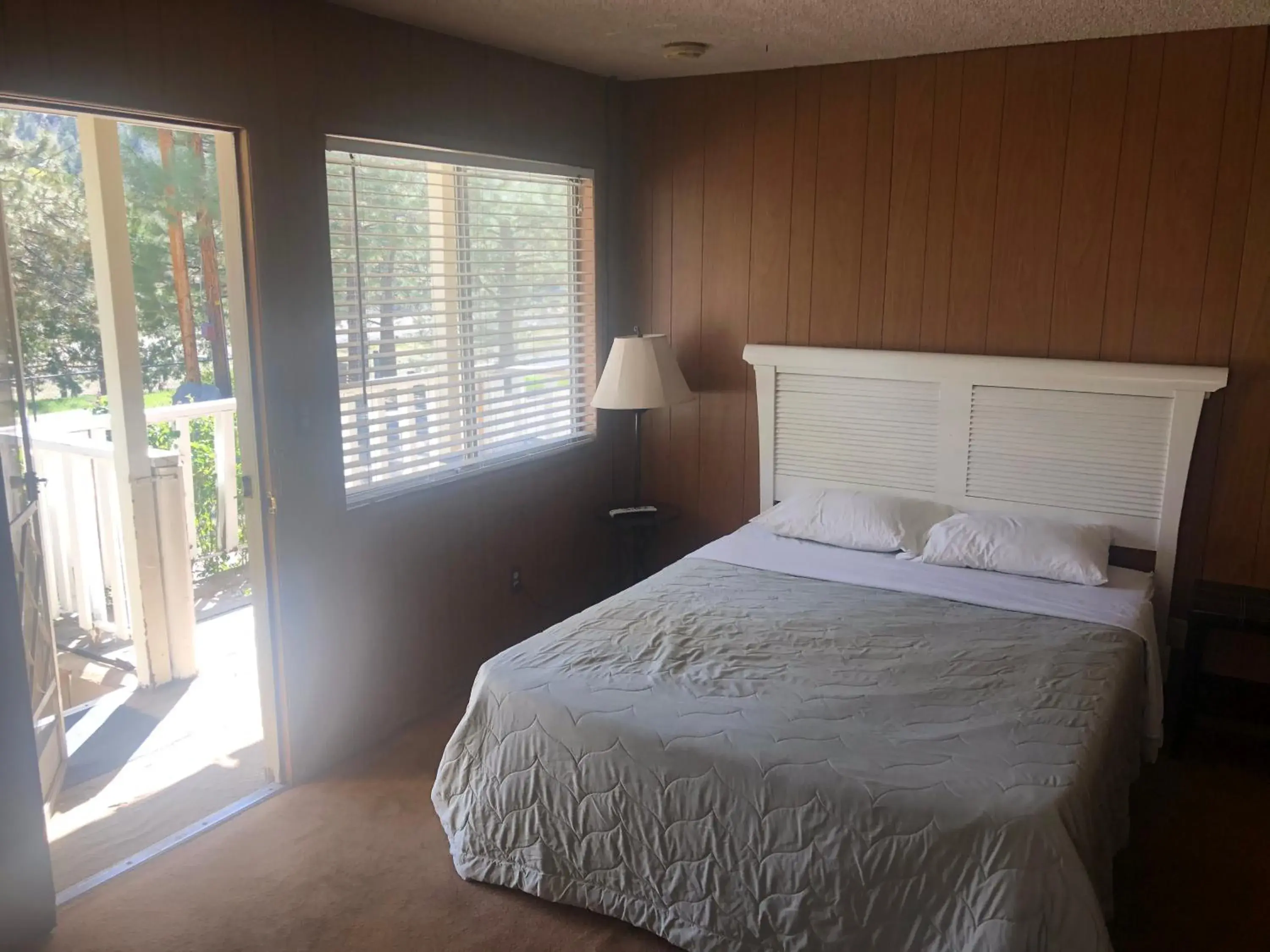 Deluxe Queen Room in Mountain View Cabins Deluxe Queen Room in Mountain View Cabins