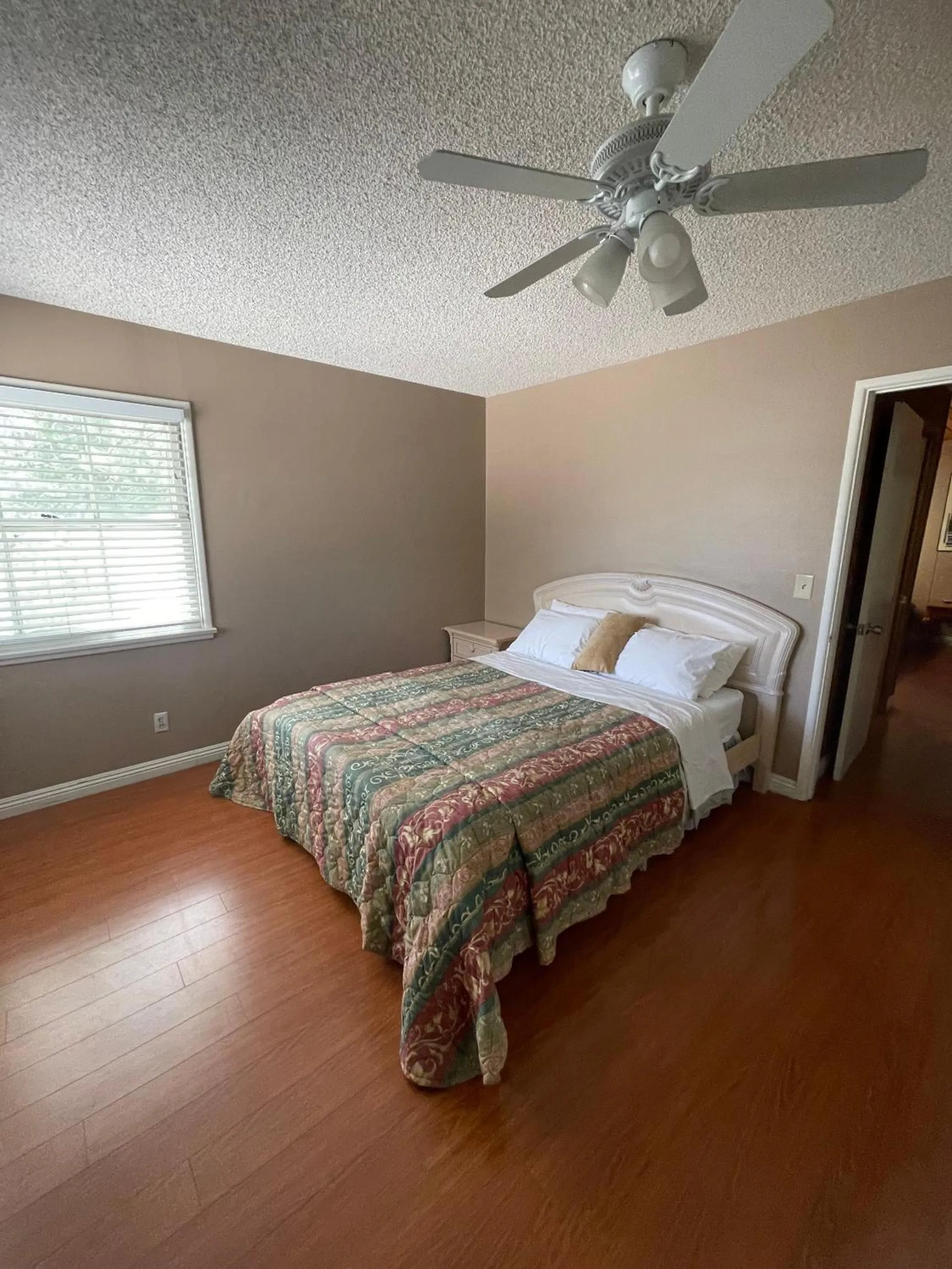 Bed in Mountain View Cabins