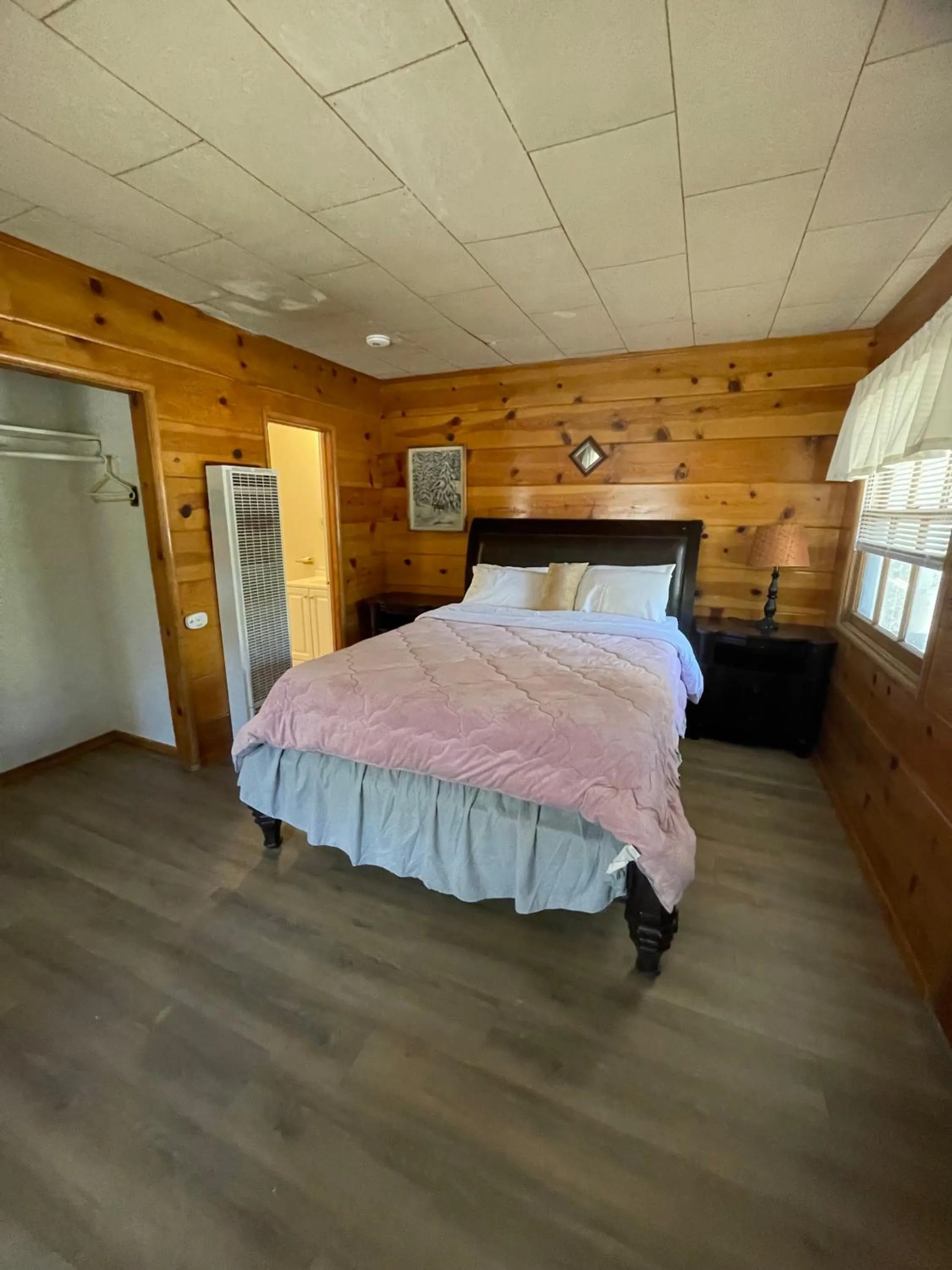 Bed in Mountain View Cabins
