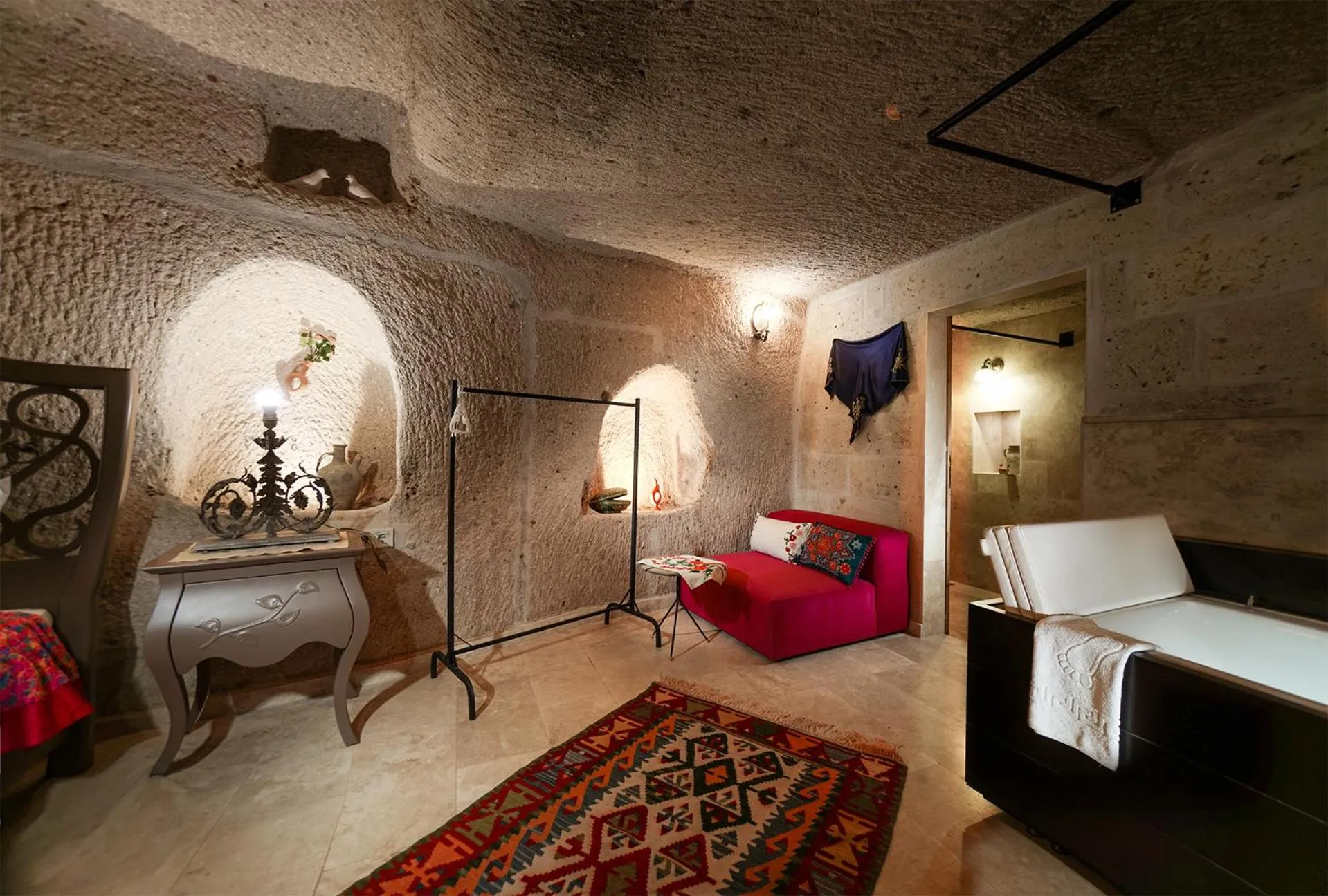Hot Tub, Bed in Pigeon Hotel Cappadocia