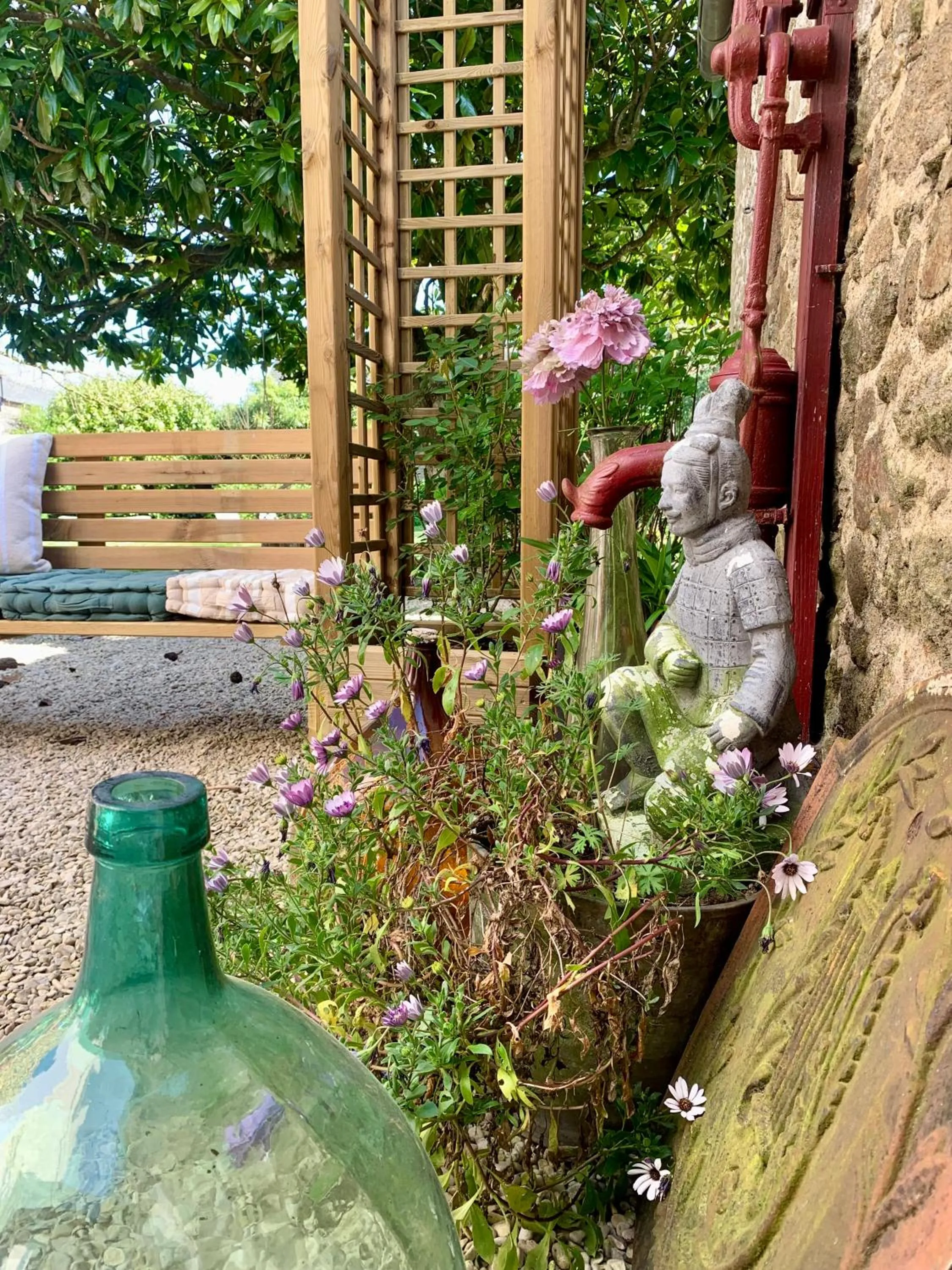 Patio in La Meffrais 1741 - Manoir Élégant - B&B - Parking - 3 min de Dinan