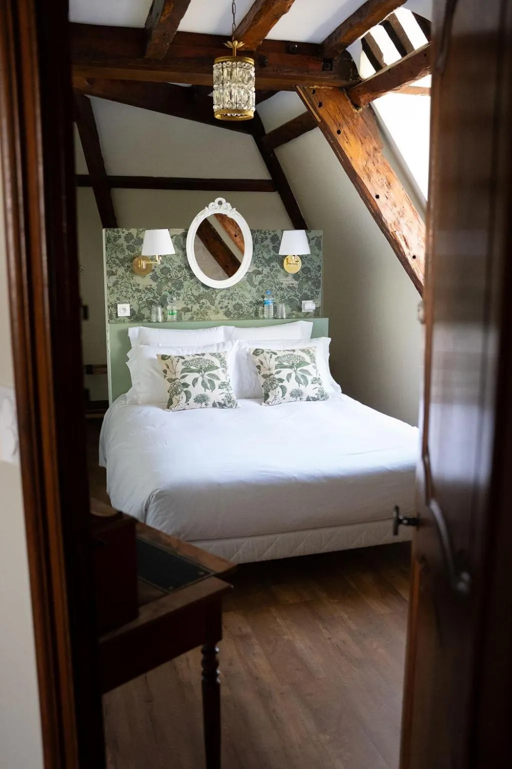 Photo of the whole room, Bed in La Meffrais 1741 - Manoir Élégant - B&B - Parking - 3 min de Dinan