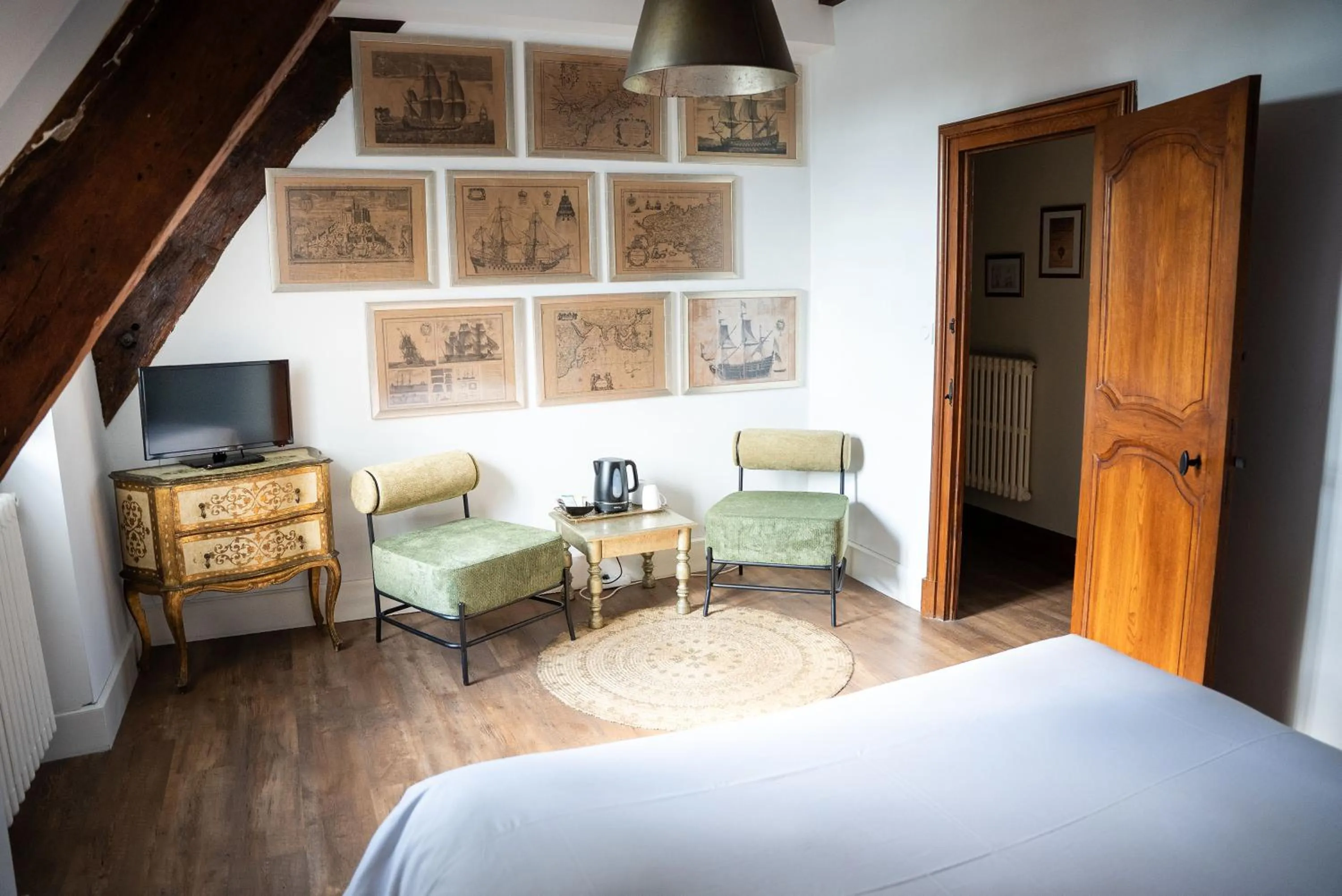 Photo of the whole room, Bed in La Meffrais 1741 - Manoir Élégant - B&B - Parking - 3 min de Dinan