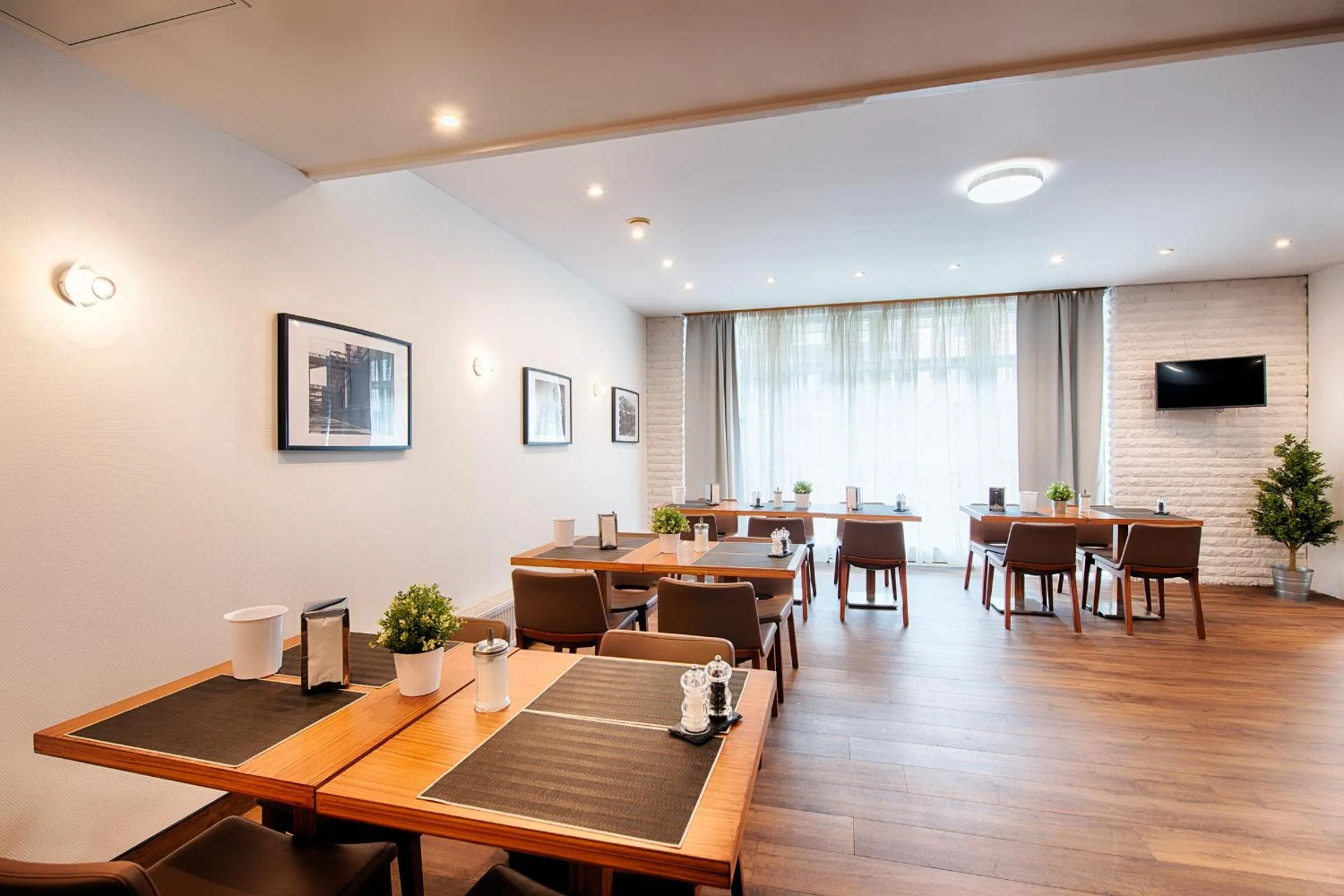 Restaurant/places to eat in Hotel Senator