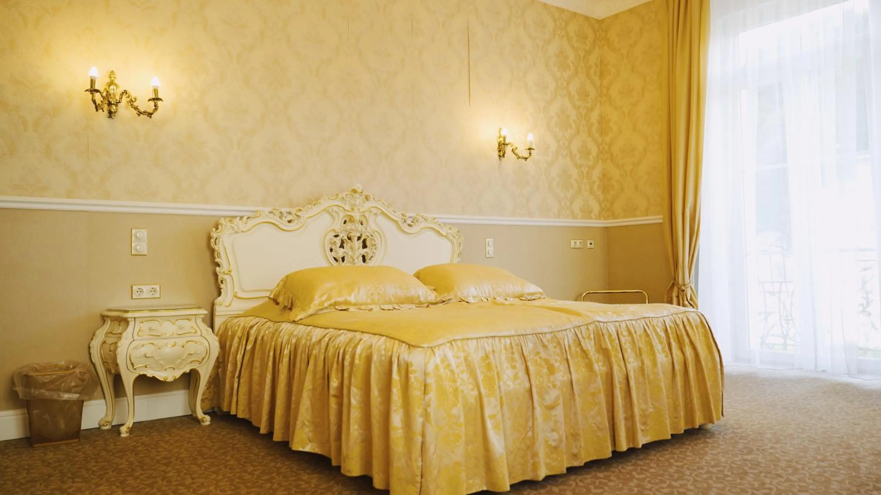 Bed in Hotel Monet - Das Kunsthotel an der Lahn